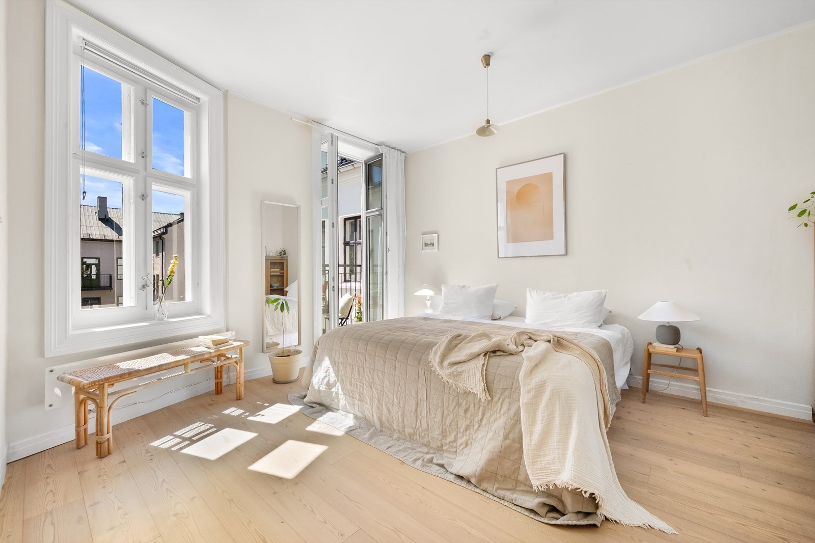 Hovedsoverommet er av god størrelse med plass til dobbeltseng, nattbord og kommode. Galleribilde