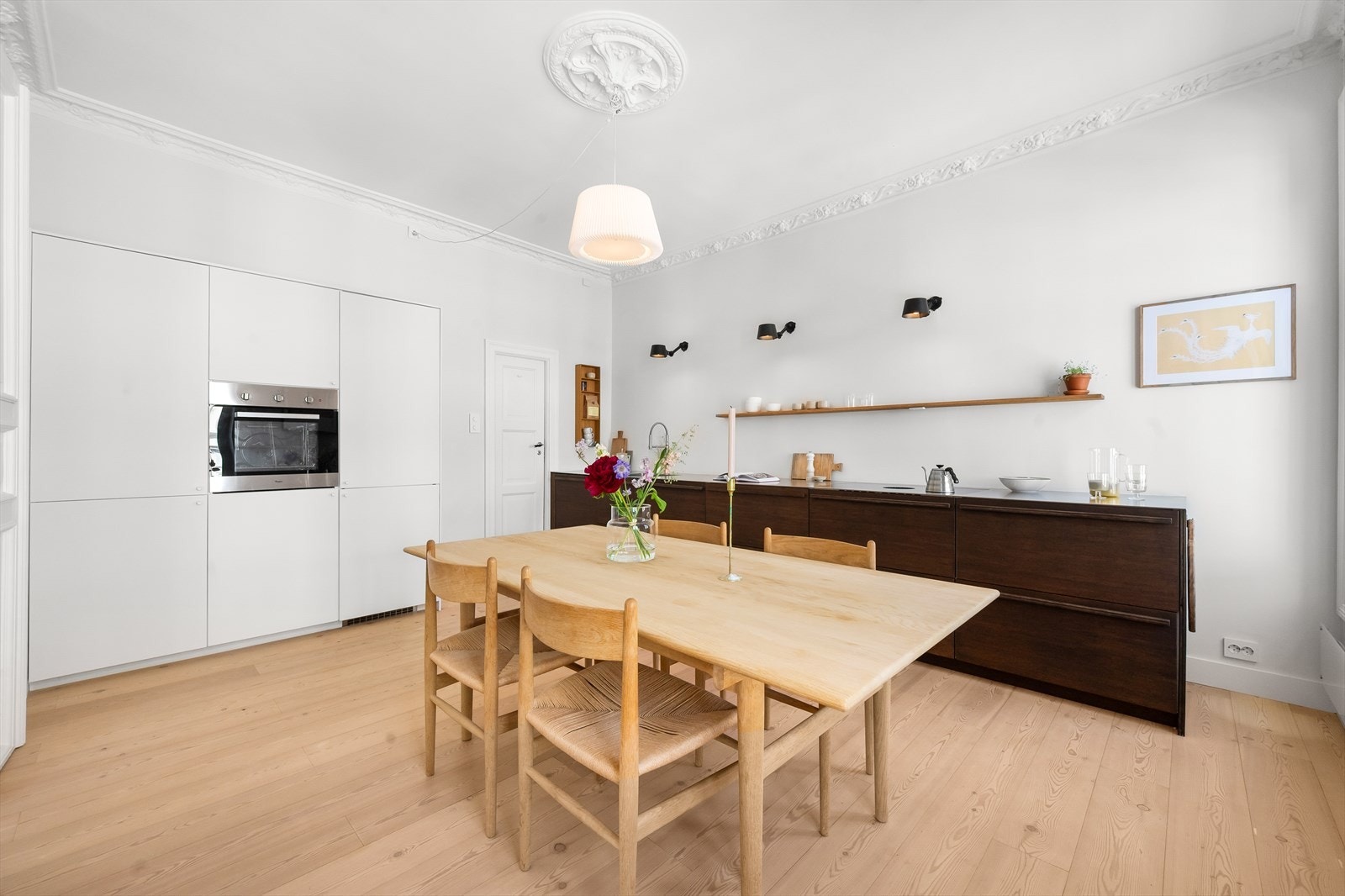 Hvitevarene er integrerte og består av stort kjøleskap, oppvaskmaskin, stekeovn og platetopp. Galleribilde