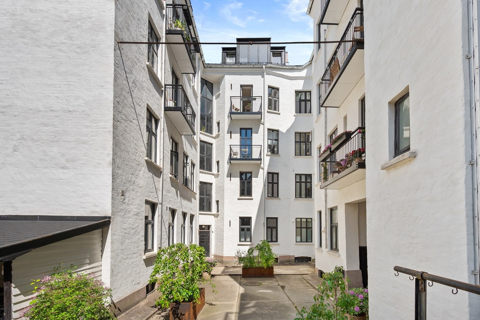 Adkomst leilighet via bakgård (Frydenlundgata 8) og fra gateplan (Benneches gate 2). Galleribilde