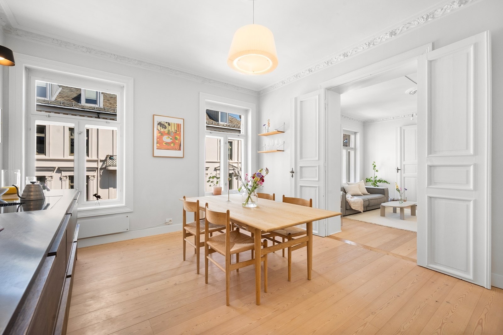 Videre er det plass til et stort spisebord med tilhørende spisestoler - perfekt for sosiale sammenkomster! Galleribilde