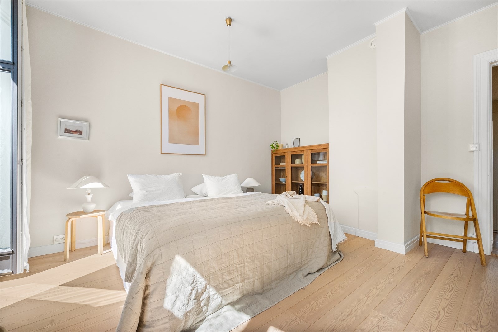 Taket senket og etterisolert - her kan du sove i ro og fred. Galleribilde