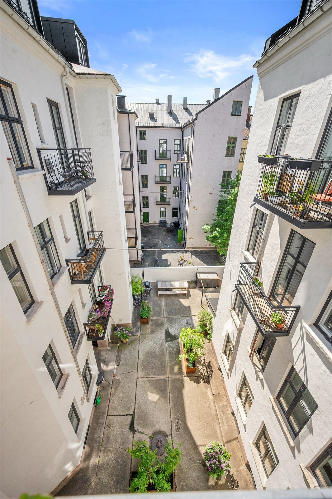 Balkongen vender mot rolig bakgård. Her har du sol fra ca. kl. 11-16. Galleribilde