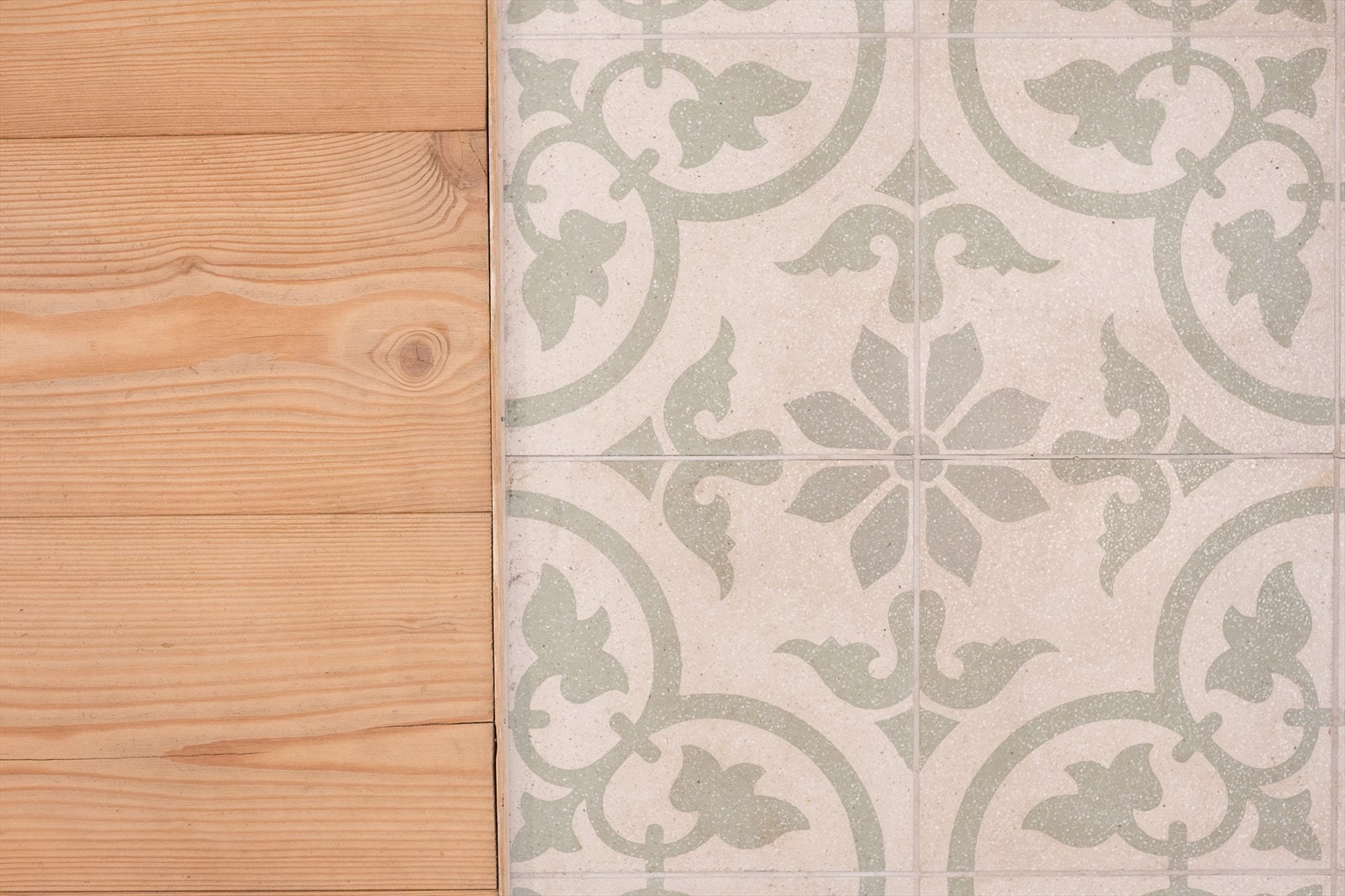 Entréen er delvis flislagt gulv med varme. Galleribilde