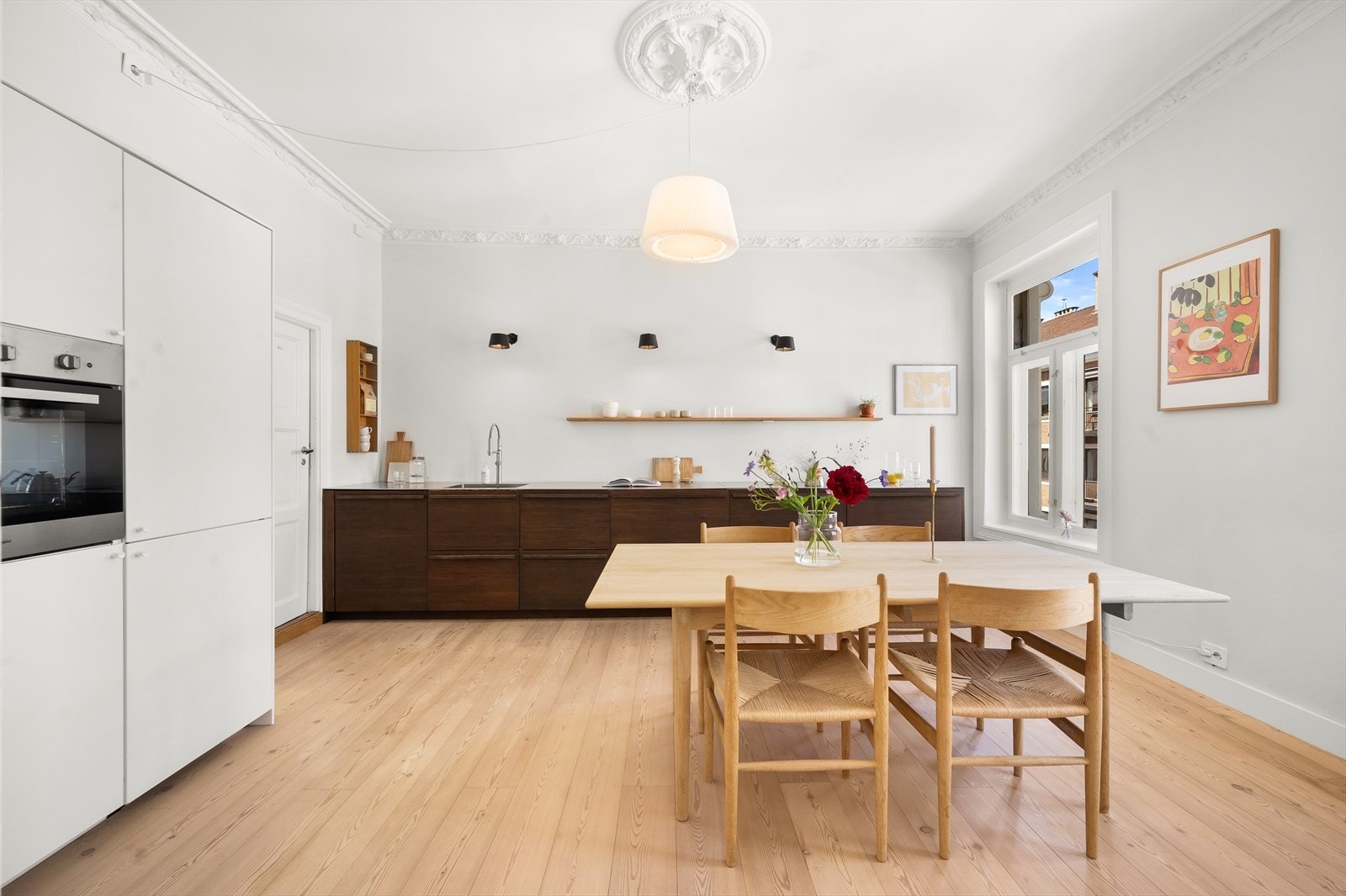 Kjøkkeninnredningen består av mørke, glatte fronter. Galleribilde