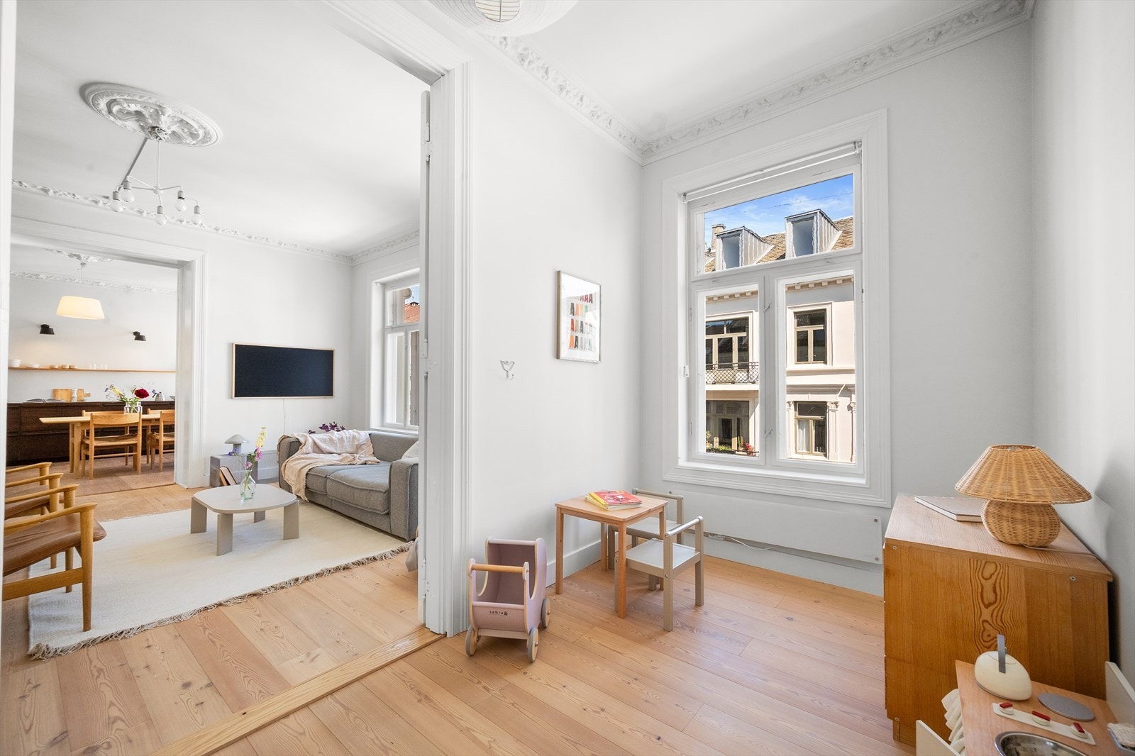 Tre rom på rad - I enden finner du boligens andre soverom. Galleribilde