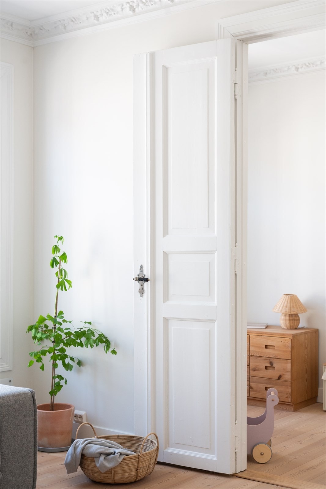 Leiligheten er nydelig innredet og preges av lekre klassiske detaljer, som doble fløydører, rosetter, stukkatur og bredt listverk. Galleribilde