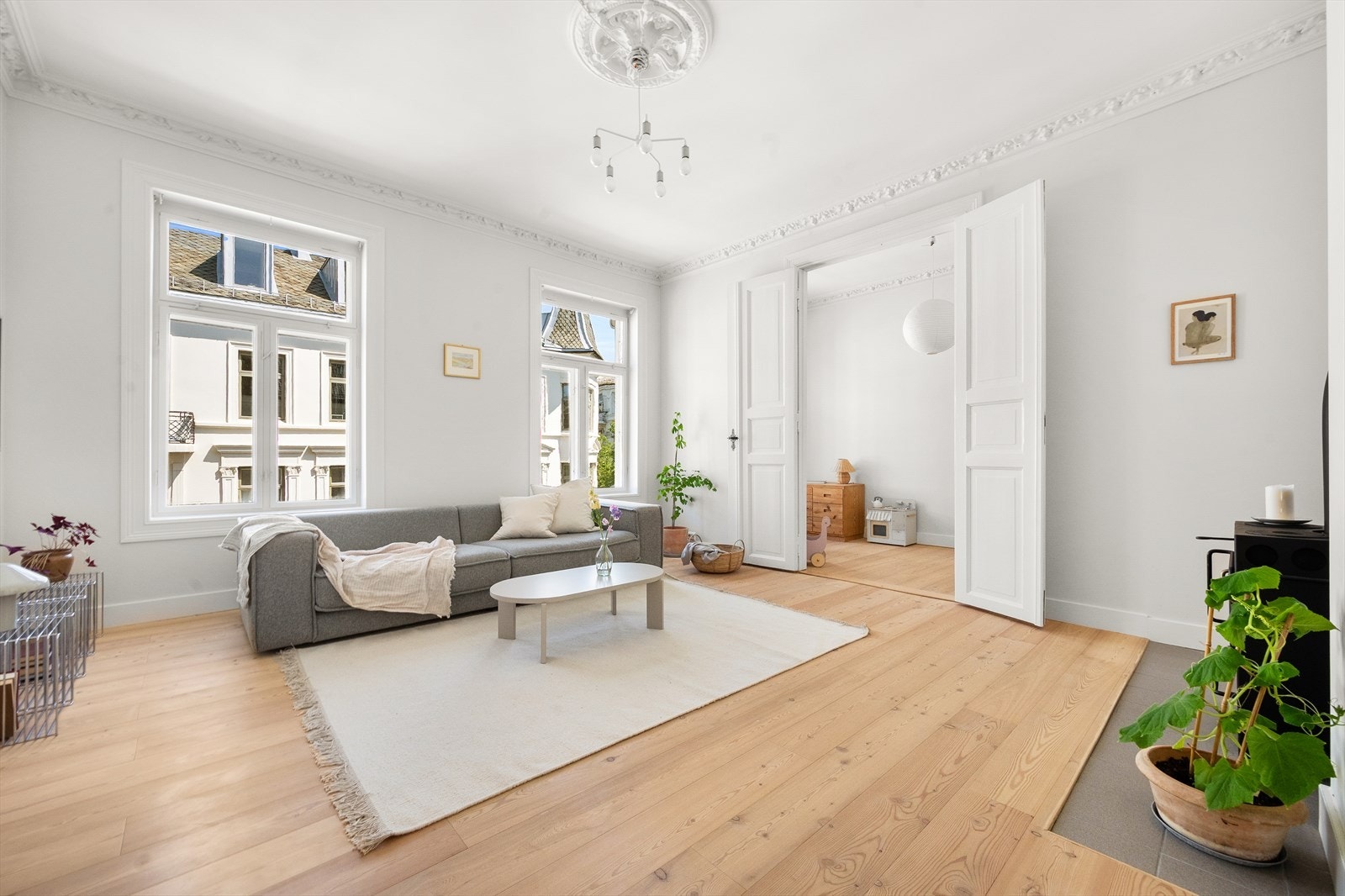 Store vindusflater som slipper til rikelig med naturlig lys. Generøs himlingshøyde på ca. 2,95 meter. Galleribilde