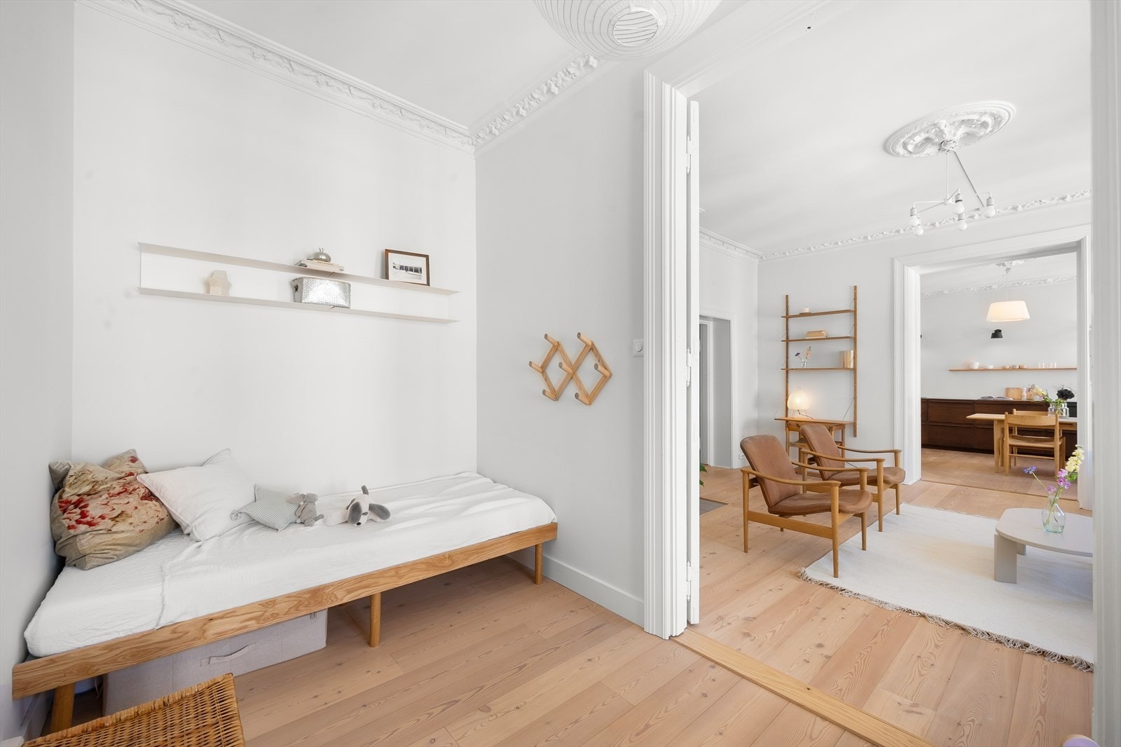 Soverommet er holdt i behagelige fargetoner og har god vindusflate som sikrer godt med naturlig lysinnslipp, samt luftemuligheter. Galleribilde