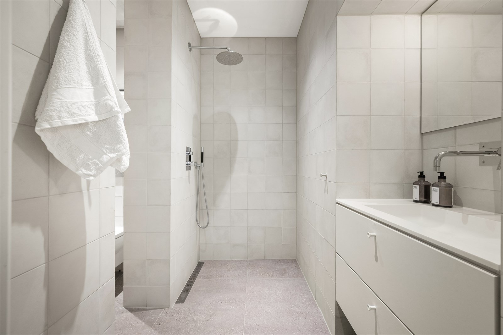 Lekkert, flislagt baderom totalrehabilitert og utvidet i 2021/22. Galleribilde