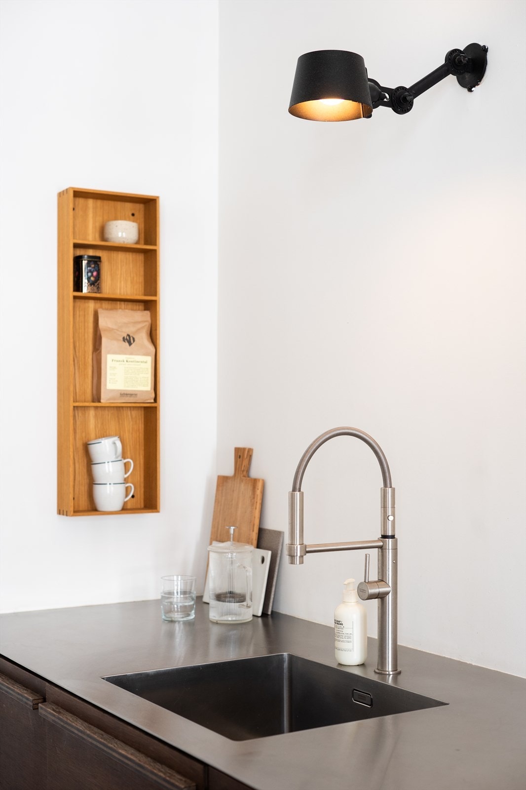 Benkeplate fra Franke av rustfritt stål med nedfelt vask. Benkeplaten er ekstra dyp (70cm). Galleribilde