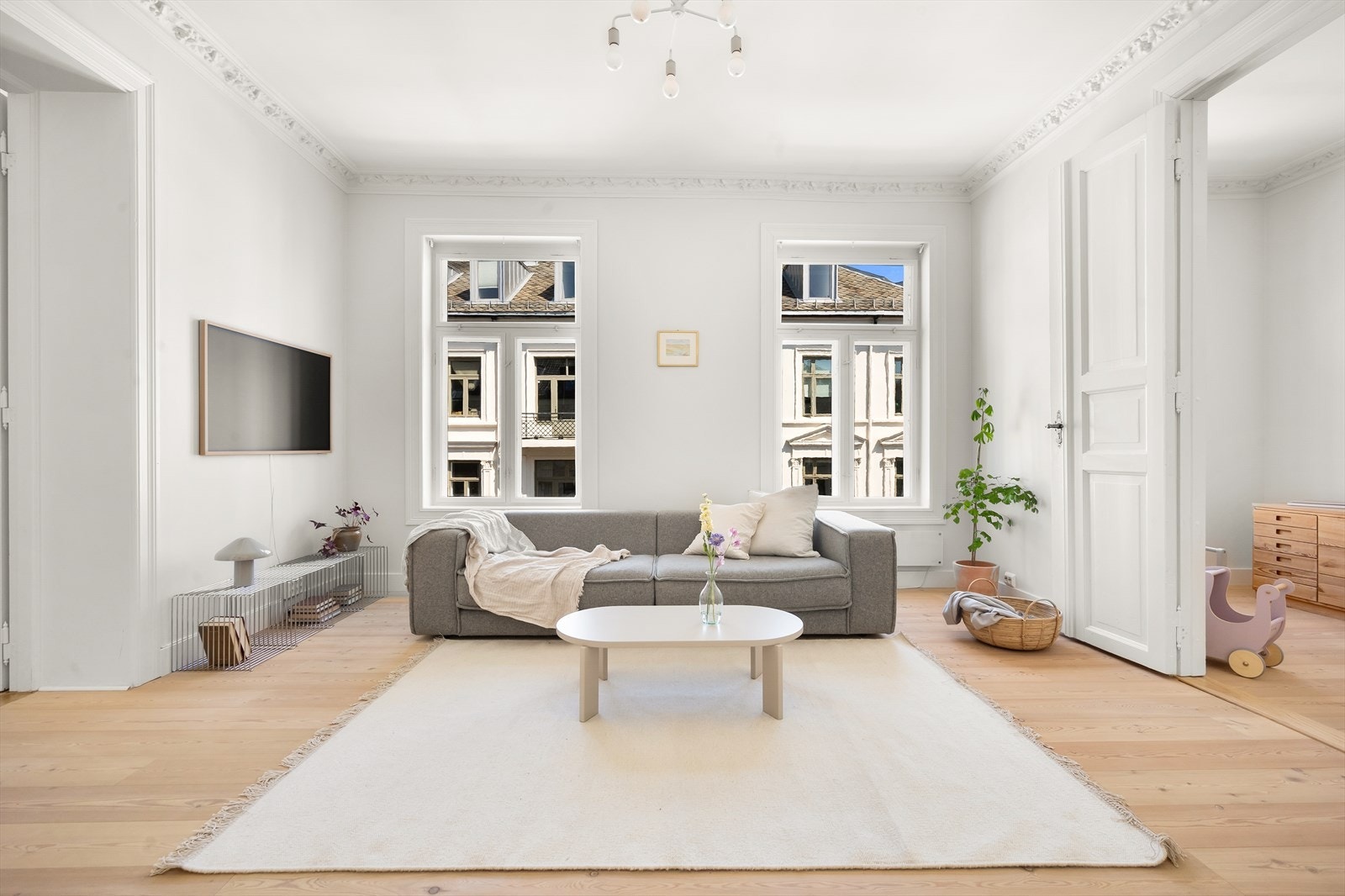 Lys stue med god plass til sofagruppe, sofabord og underholdningsavdeling. Galleribilde