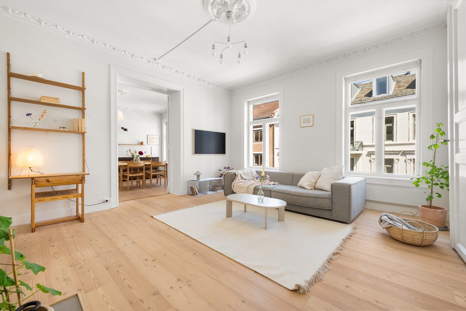 Boligen ble pent oppusset i 2021/22 med bl.a. nytt kjøkken, baderom, elektrisk anlegg og overflatebehandling av alle rom. Galleribilde