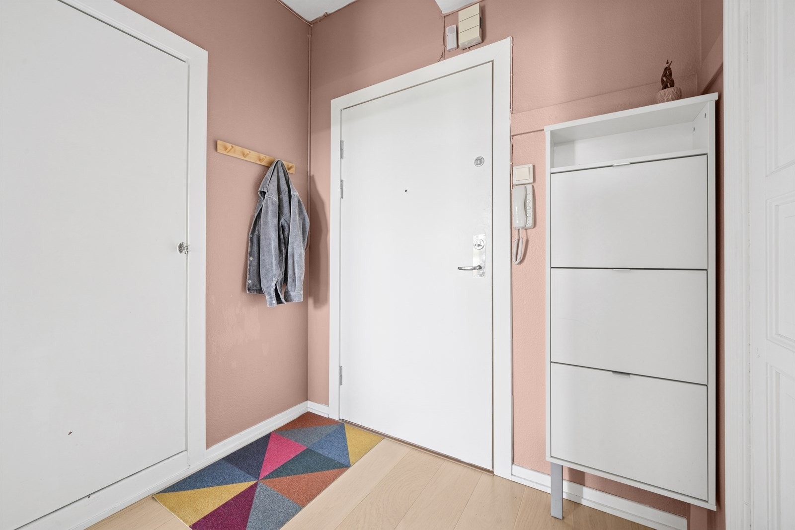 Gangen har godt med rom til oppbevaring Galleribilde