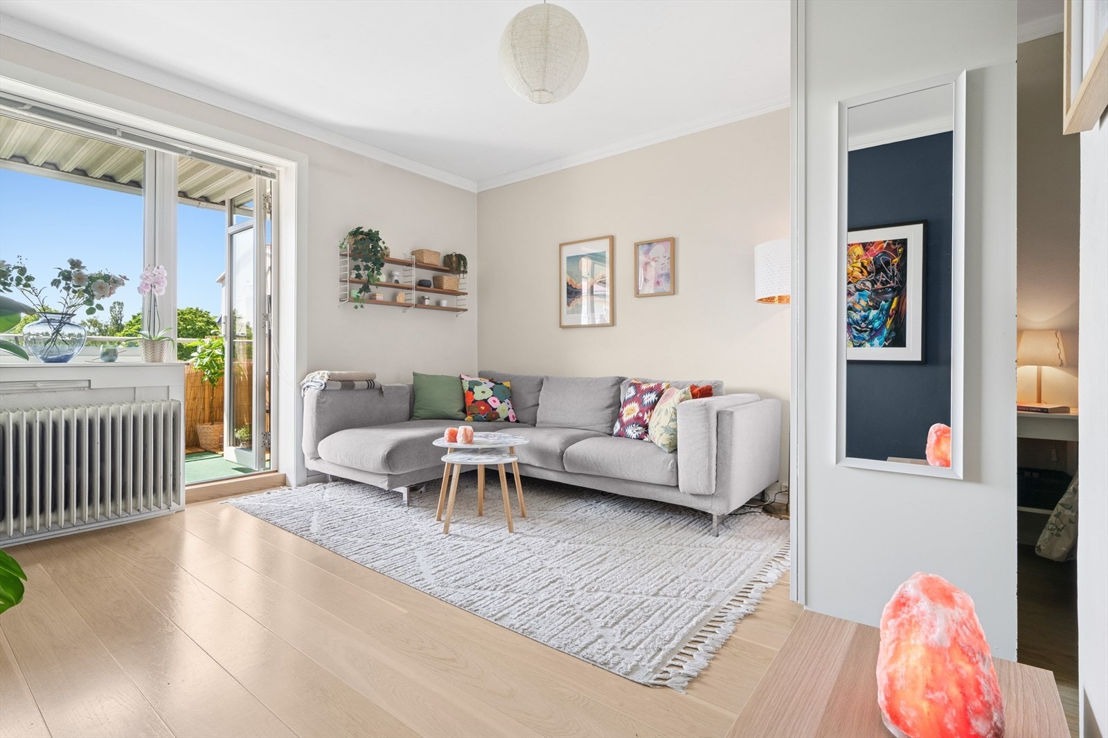 Stuen er av god størrelse og gir rom for en stor sofagruppe Galleribilde