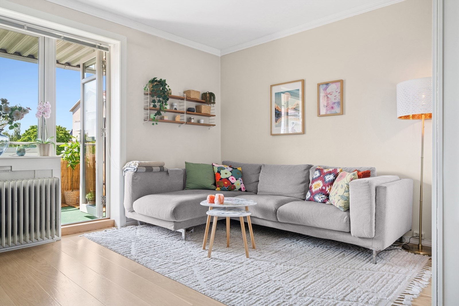 Fra stuen har man adgang til leilighetens syd-vest vendte balkong. Galleribilde