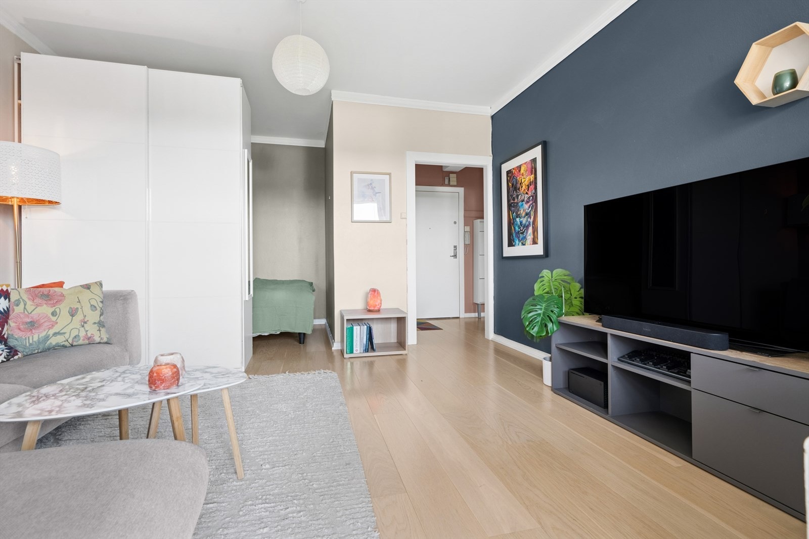 Romhøyden i stuen er på hele 2,62 m Galleribilde