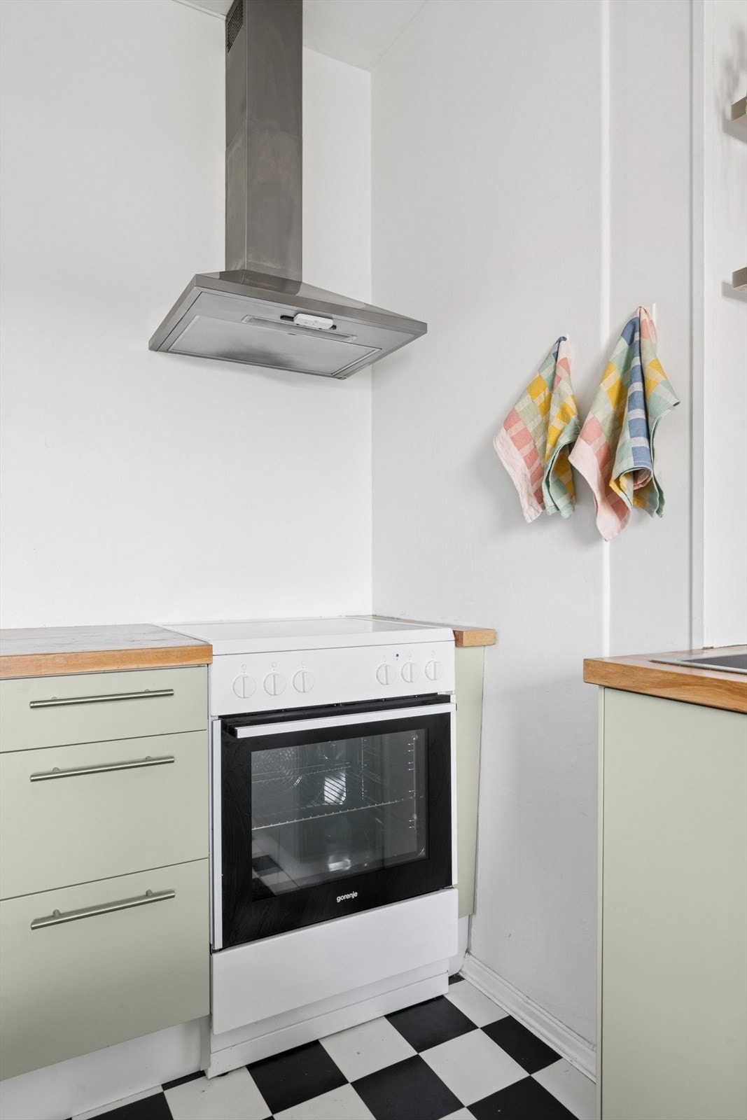 Kjøkkenet har hatt flere moderniseringer i nyere tid, sist i 2024 der bankeplaten ble slipt og overflatebehandlet Galleribilde