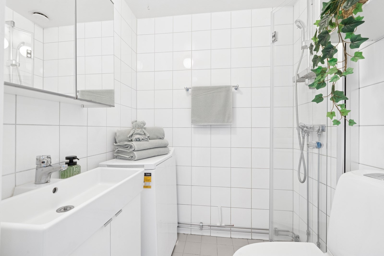 Baderommet har en pen finish, og har blant annet gulvvarme, opplegg for vaskemaskin, dusjhjørne mm. Galleribilde