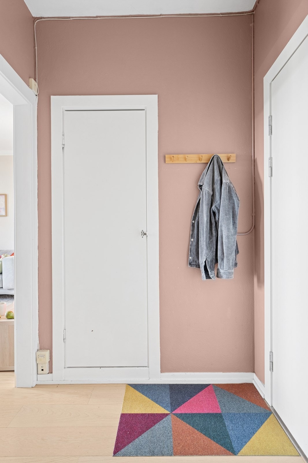 Gangen har en innvendig bod/skap som kan benyttes til oppbevaring Galleribilde