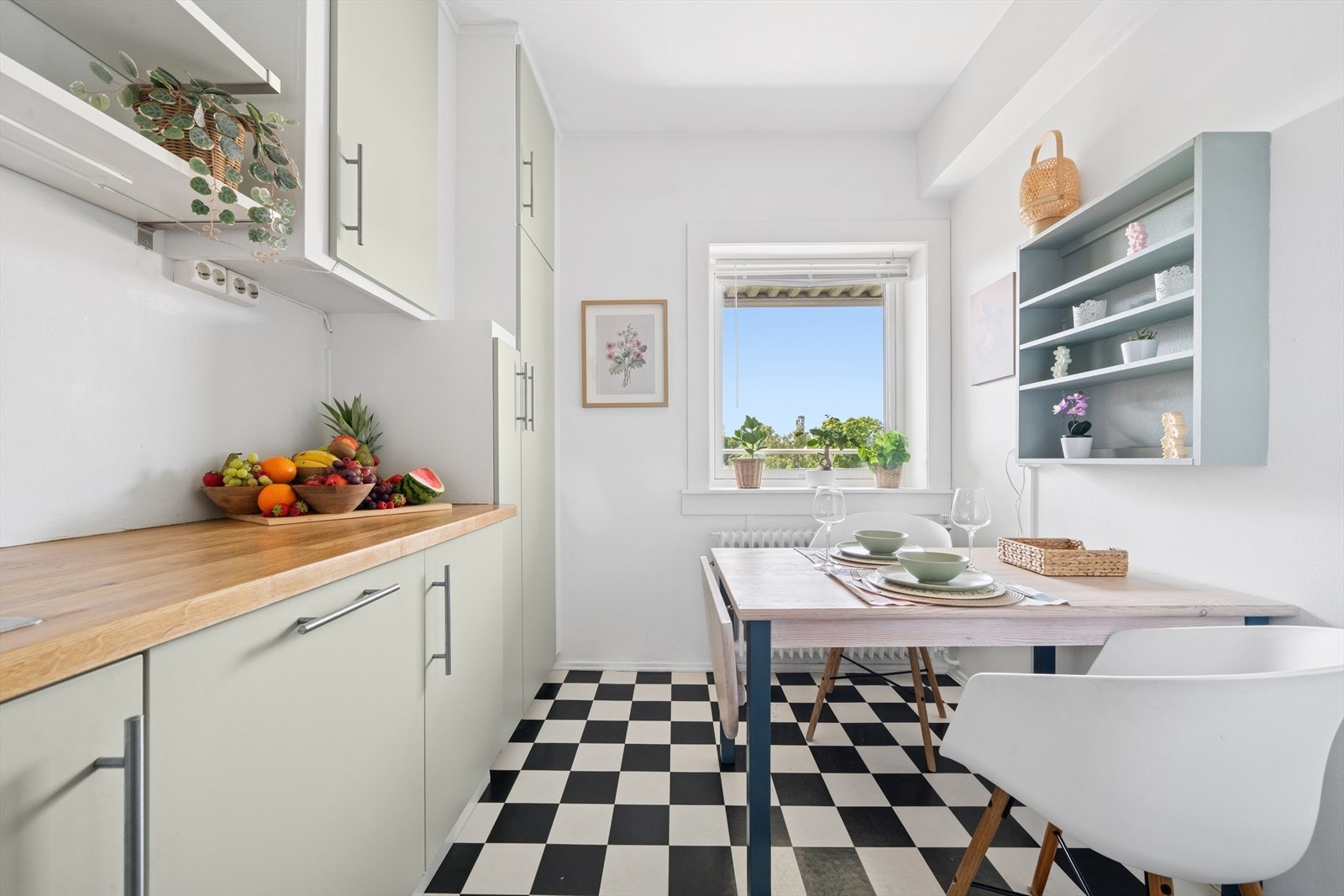 Man har godt med skapplass på kjøkkenet! Galleribilde