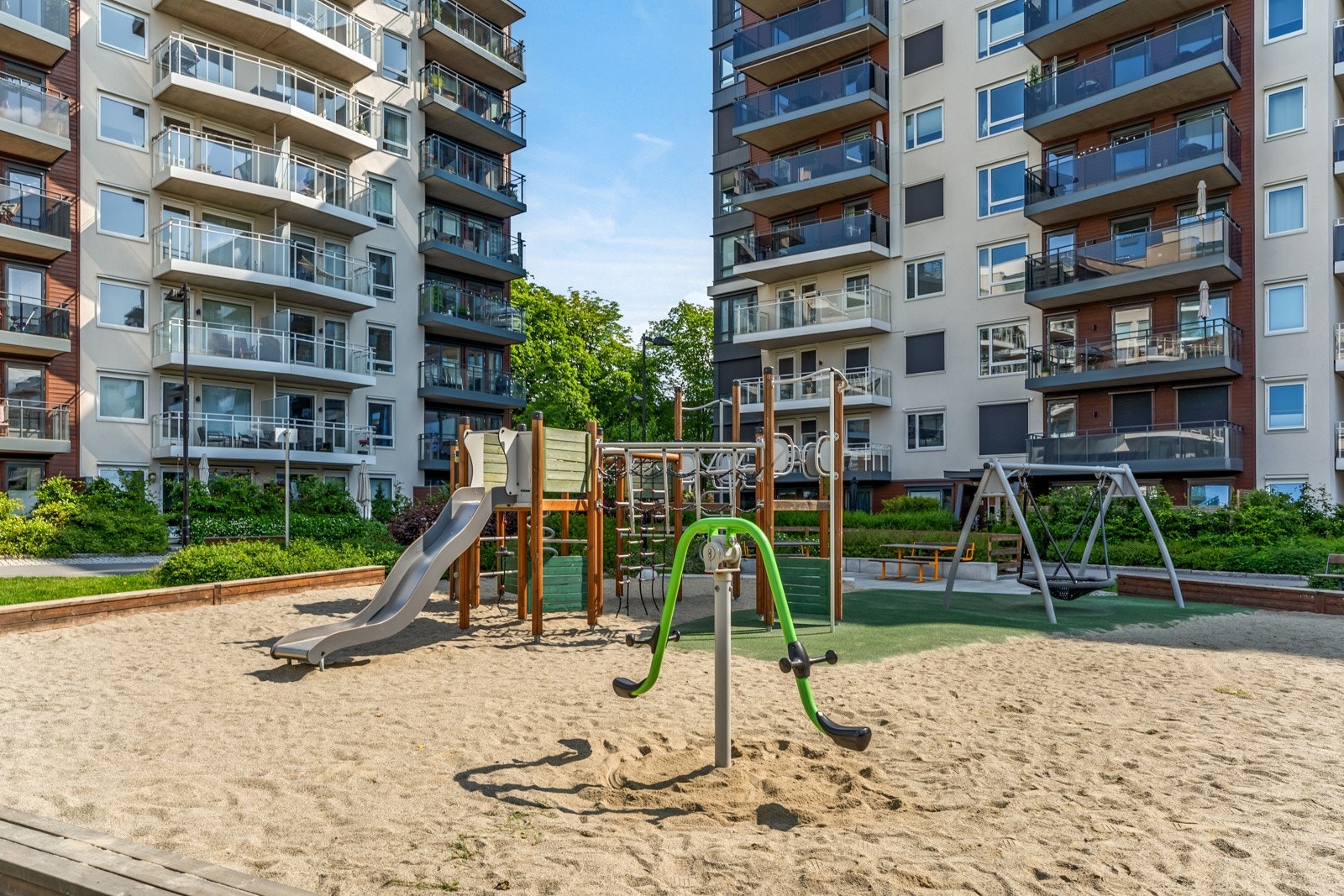Barnevennlig område med lekeplass rett ved leiligheten. Galleribilde