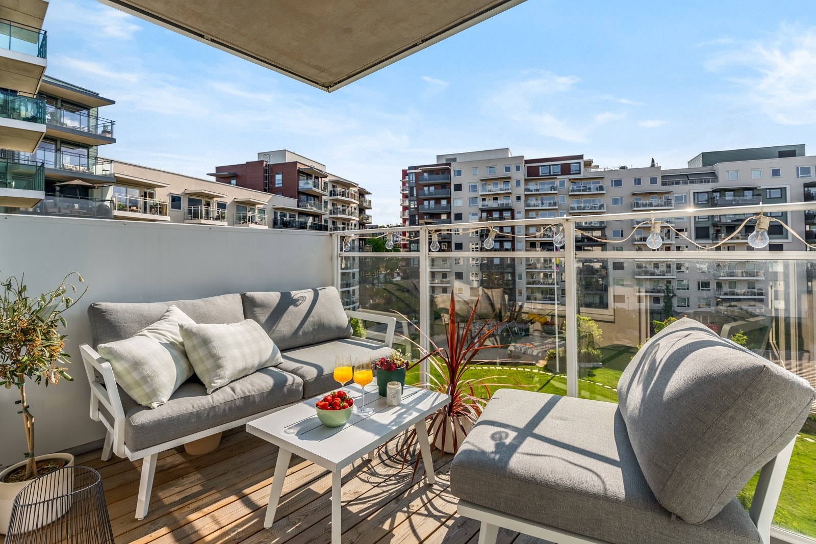 Du har god plass til en sittegruppe, grill og beplantning. Uteplassen er utstyrt med lysarmatur og dobbel stikkontakt på vegg. Galleribilde