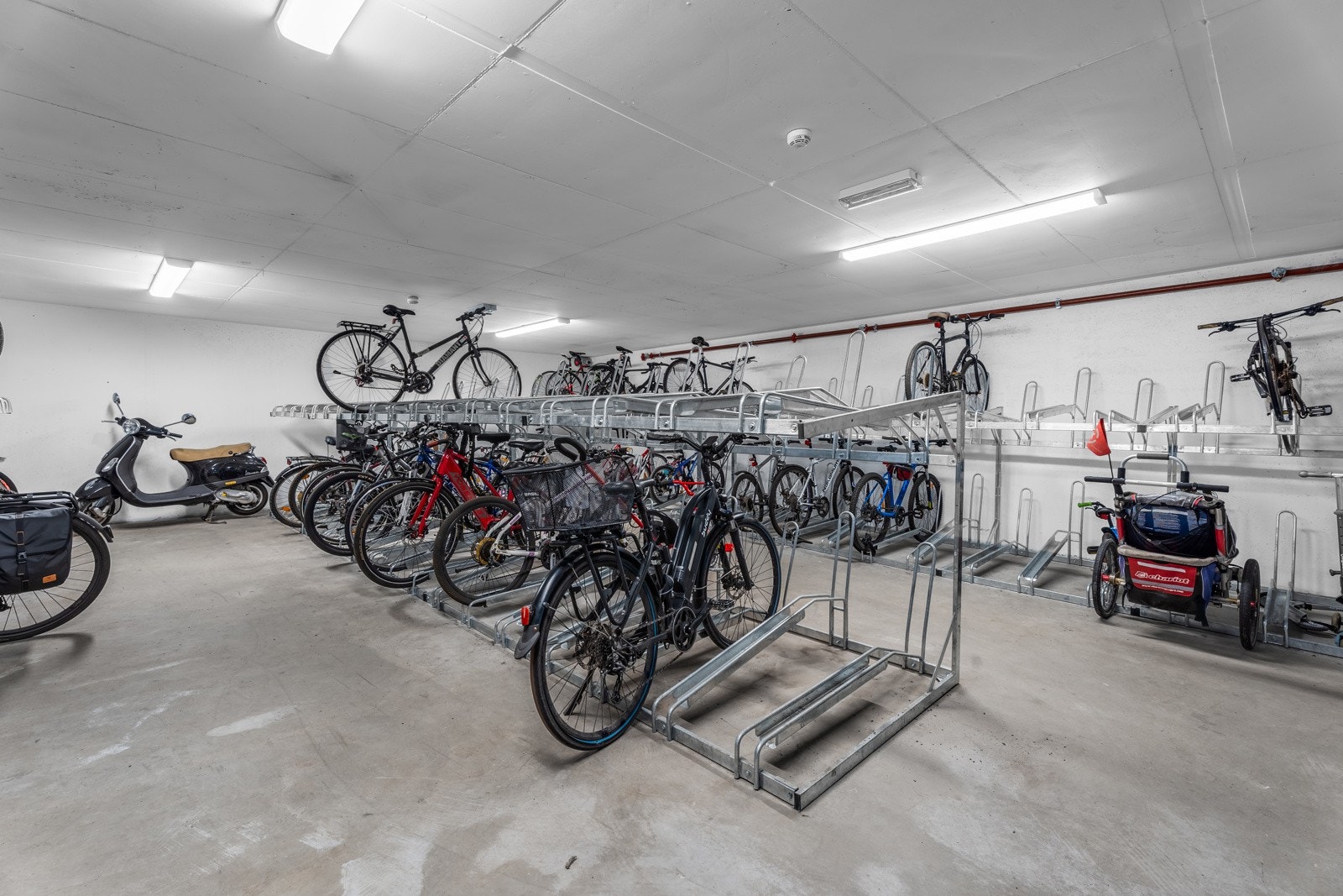 Borettslaget har felles sykkelbod og sykkelvaskerom i garasjen. Galleribilde