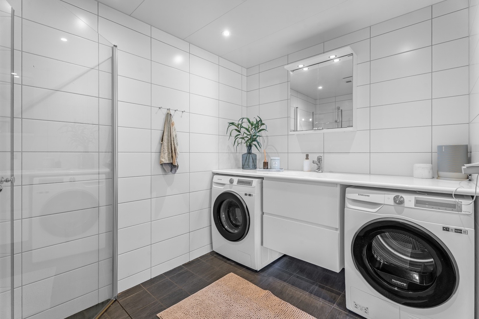 Det er behagelig gulvvarme og nedsenket himling med downlights. Galleribilde