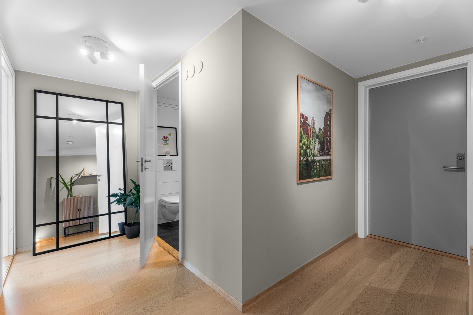 Når du kommer inn i boligen, er det første du møter en lys og romslig entré. Galleribilde