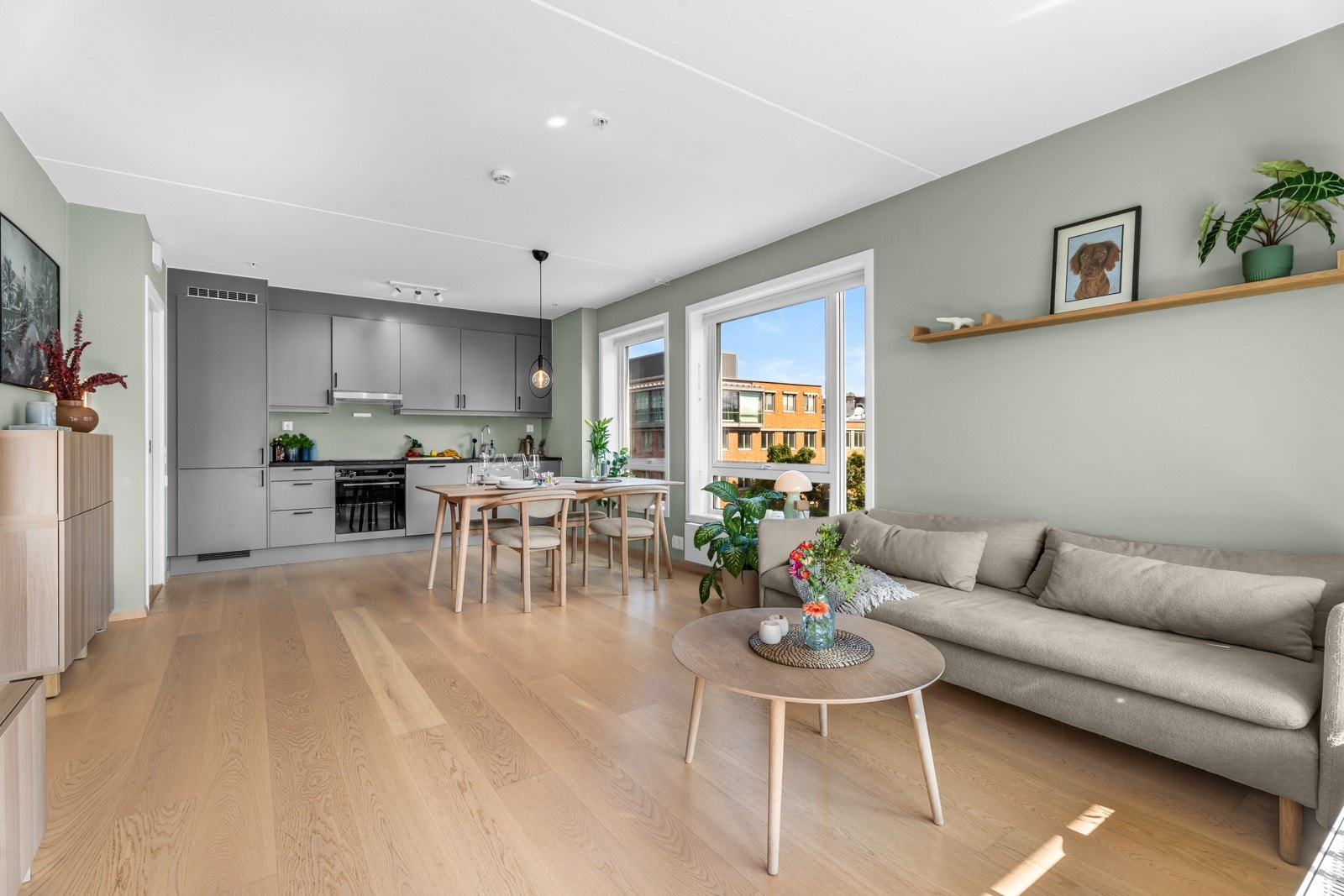 Leiligheten holder en gjennomgående høy standard med gode løsninger og flotte materialvalg. Galleribilde