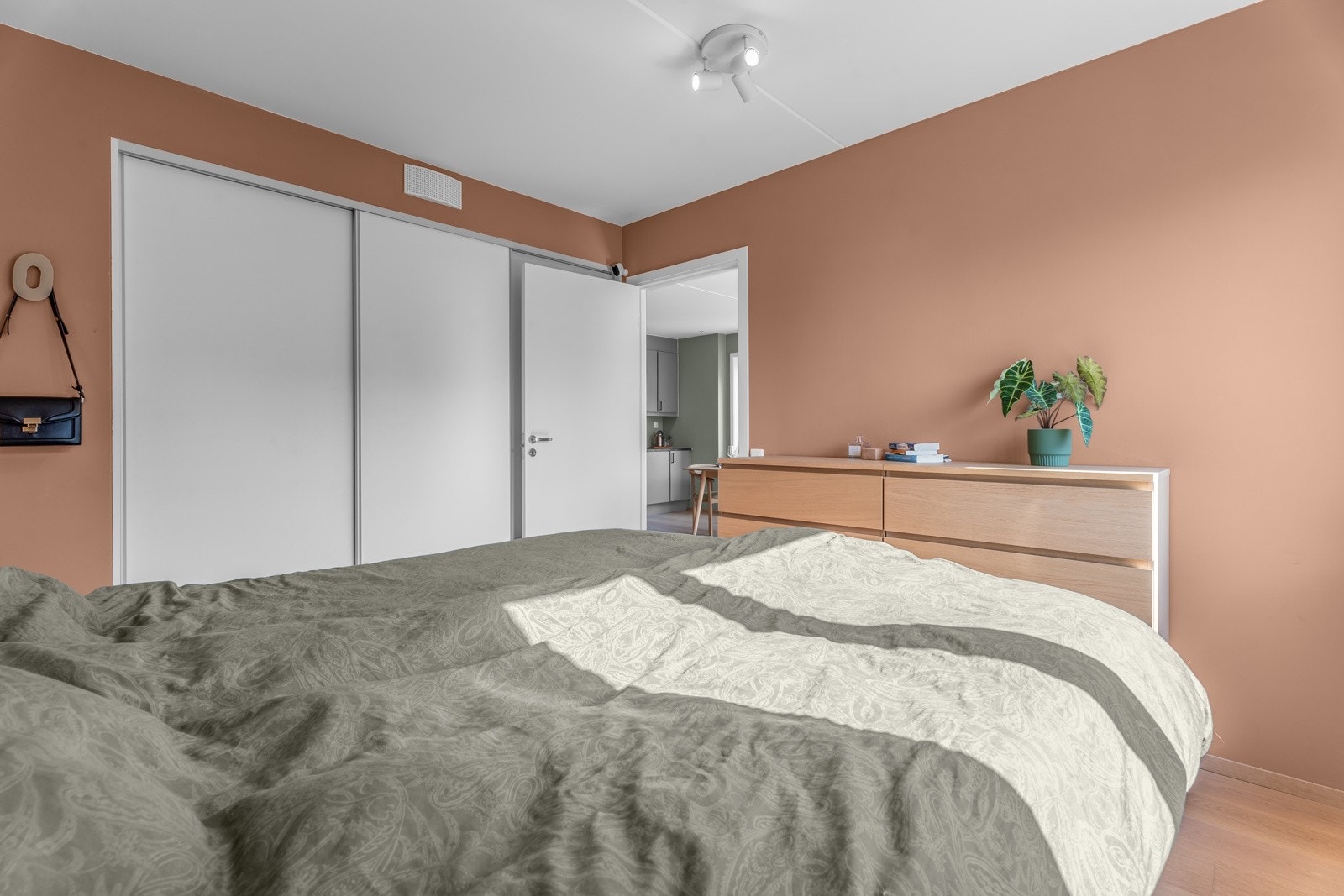 Rommet har god skapplass i skyvedørsgarderobe. Galleribilde