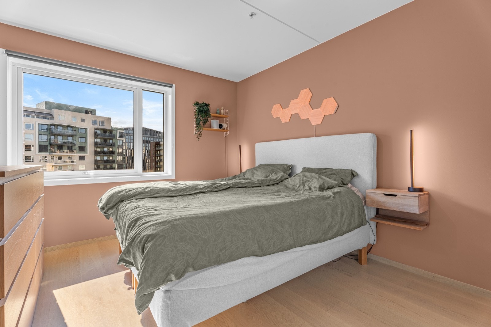 Hovedsoverommet er romslig og med god plass til dobbeltseng og nattbord på hver side. Galleribilde