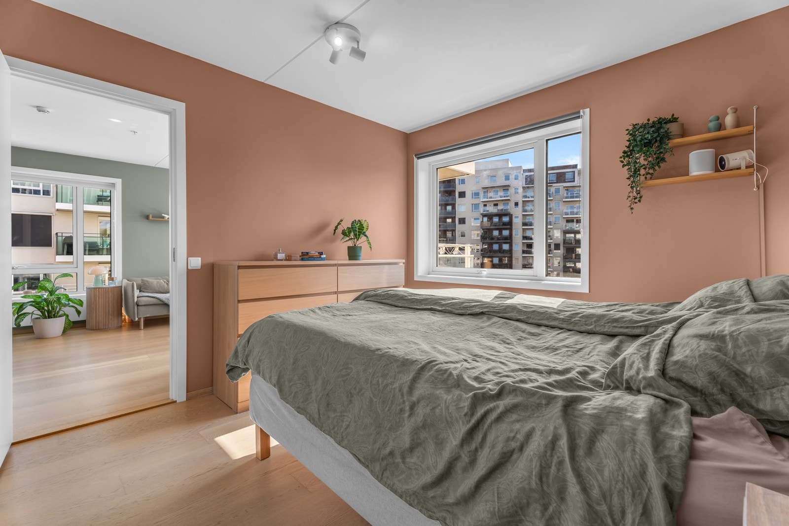 Boligen har to gode soverom. Rommene har store vindusflater som gir godt med naturlig lys og gode muligheter for lufting. Galleribilde