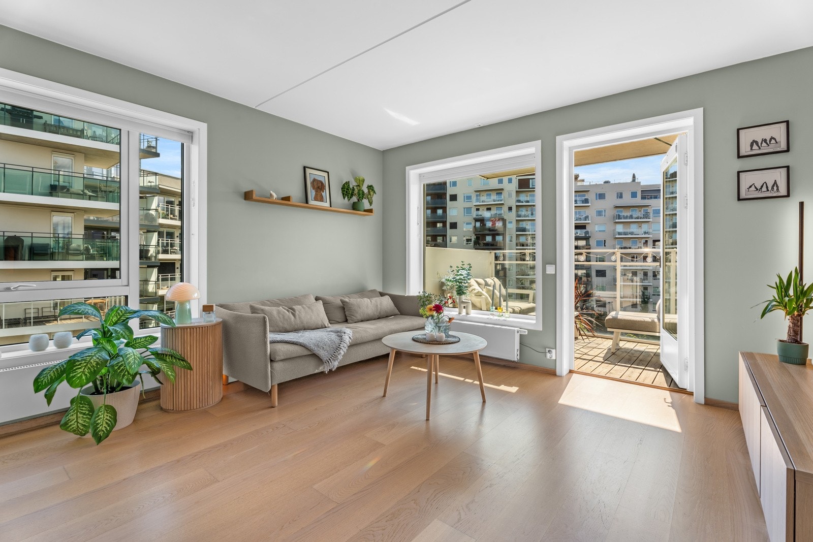 En strøken 3-roms hjørneleilighet i et moderne bygg fra 2019. Galleribilde