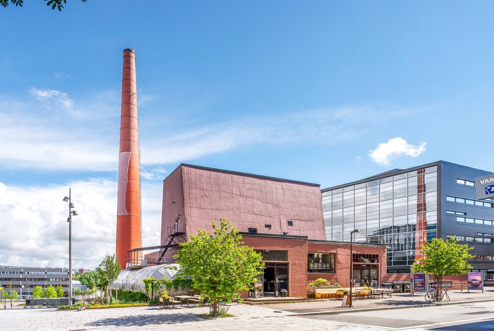 I nærområdet er det anlagt store idylliske grøntarealer og turområder, samtidig som det er et godt servicetilbud og enkel tilgang til offentlig kommunikasjon med buss og t-bane. Galleribilde