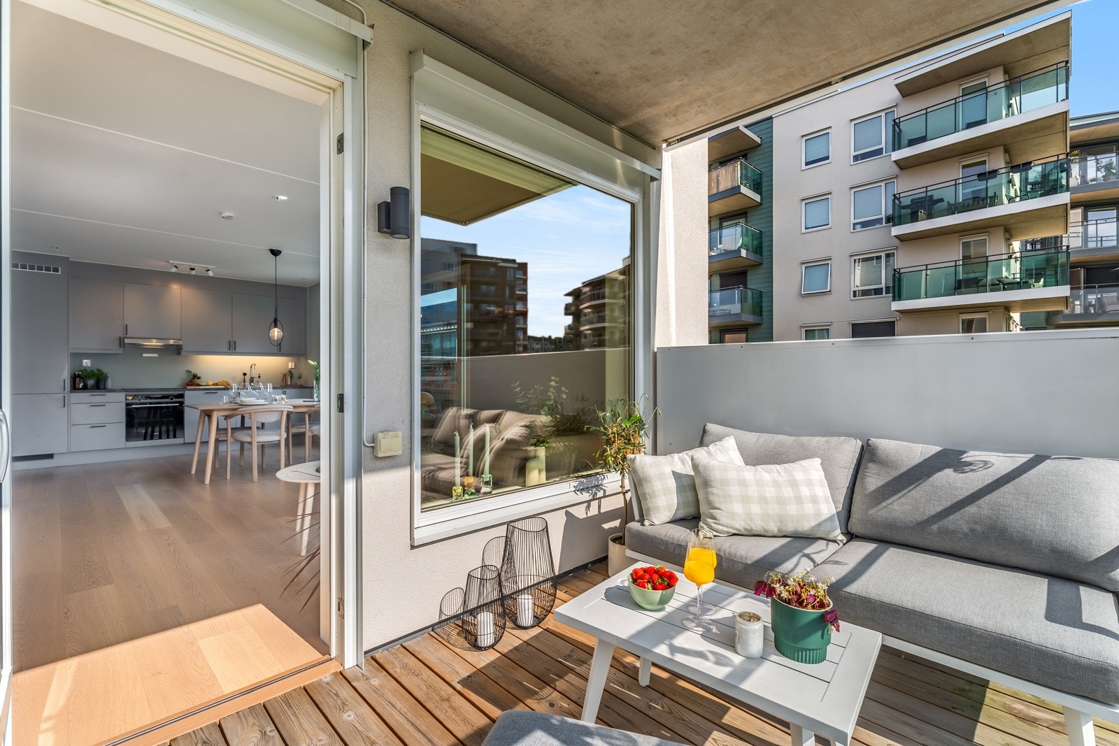 På varme sommerdager blir det naturlig å åpne glassdøren, så blir hele stuen forlenget med en herlig balkong på 6kvm. Galleribilde