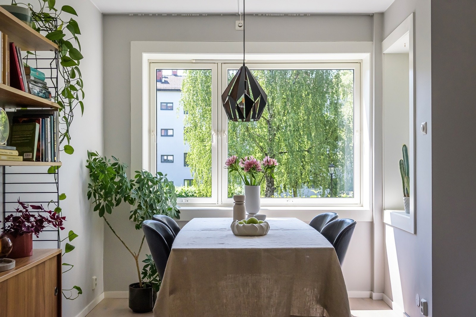 Stor vindusflate slipper inn mye naturlig lys og de dype karmene gir perfekt plass til grønne planter eller personlig dekor. Galleribilde