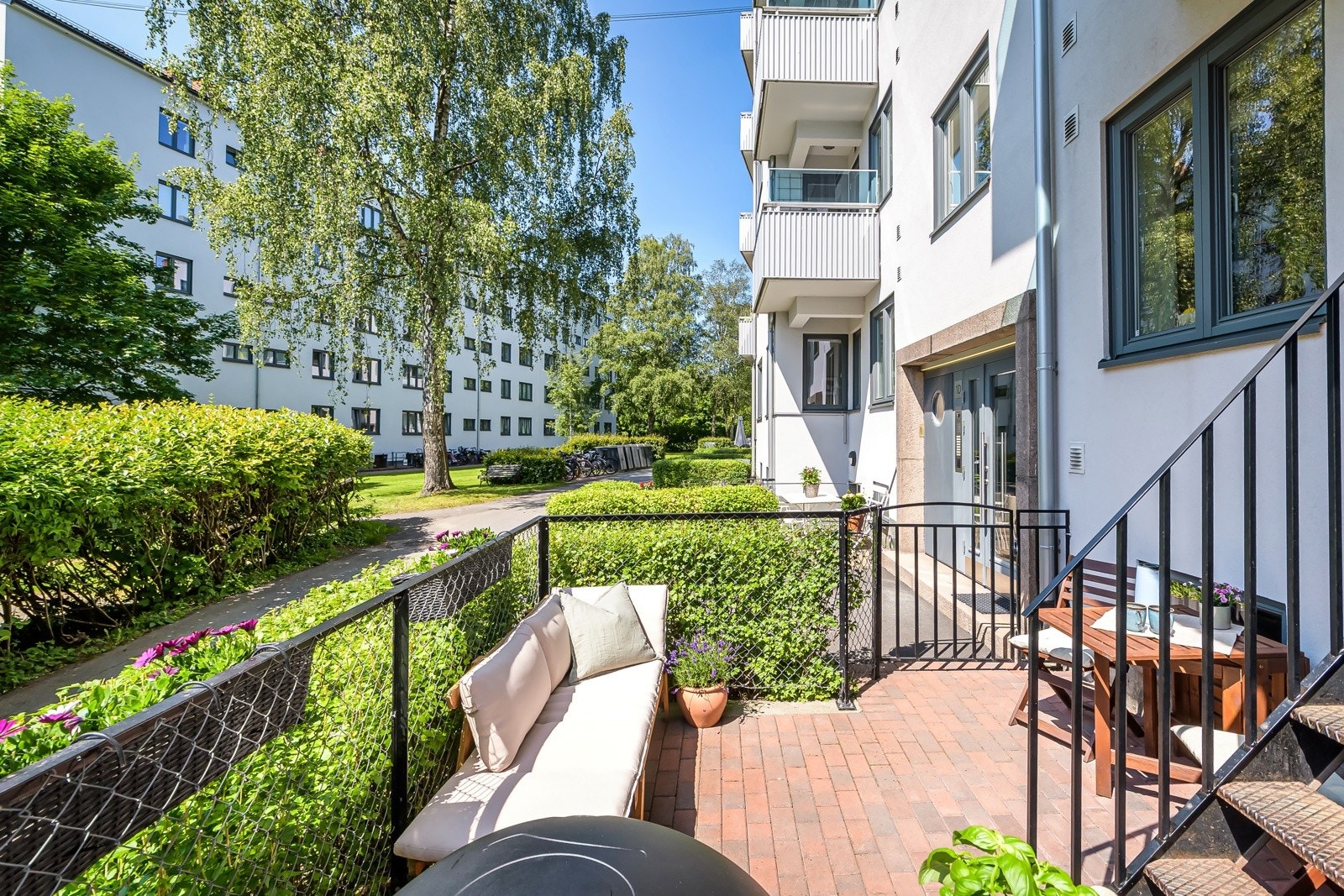 Leiligheten ligger innerst i en stille bakgård, tilbaketrukket og usjenert (i en høy første etasje), men likevel midt i hjertet av Sagene. Galleribilde