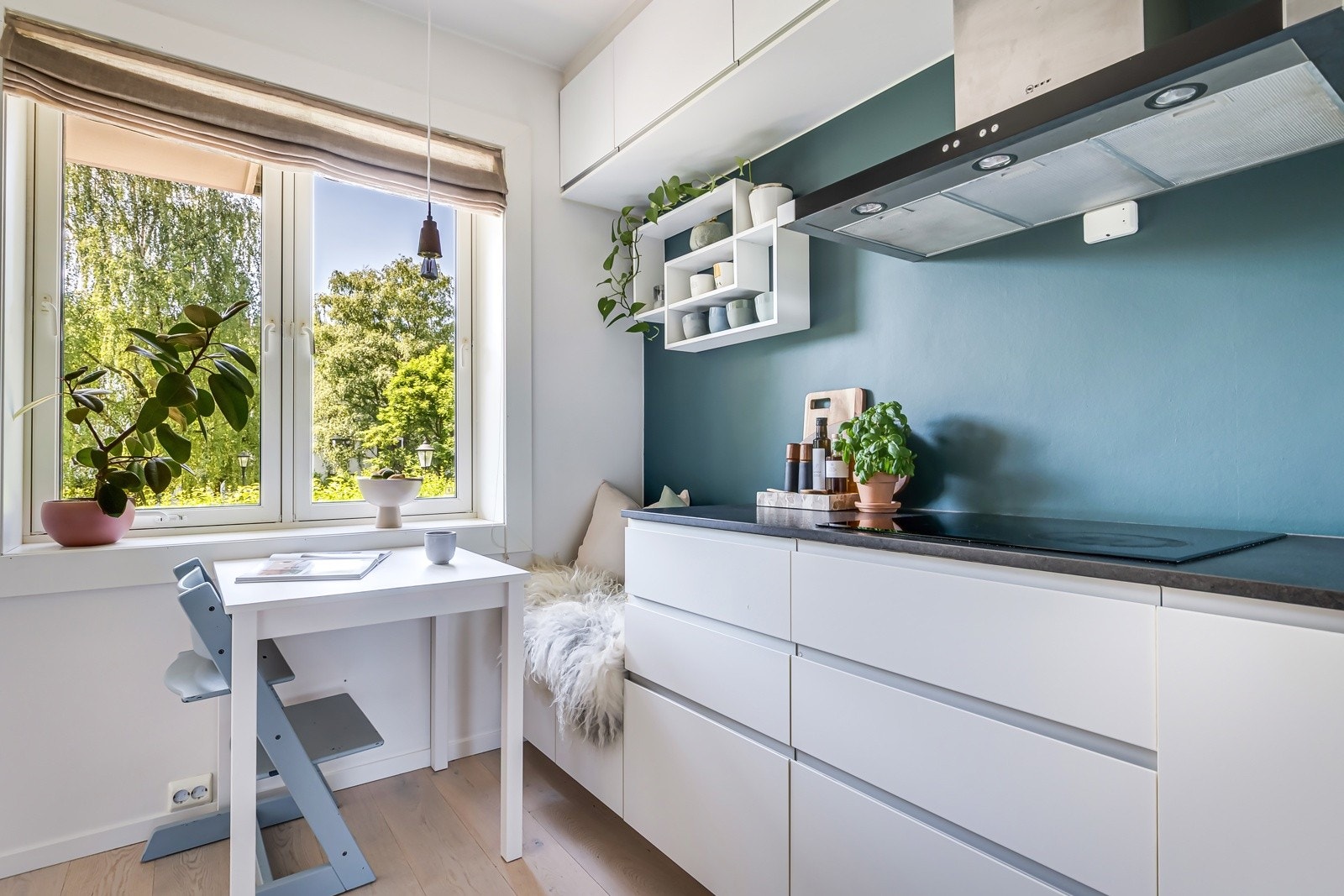 Koselig frokostplass med sittebenk (med lagring under) rett ved vindu. Galleribilde