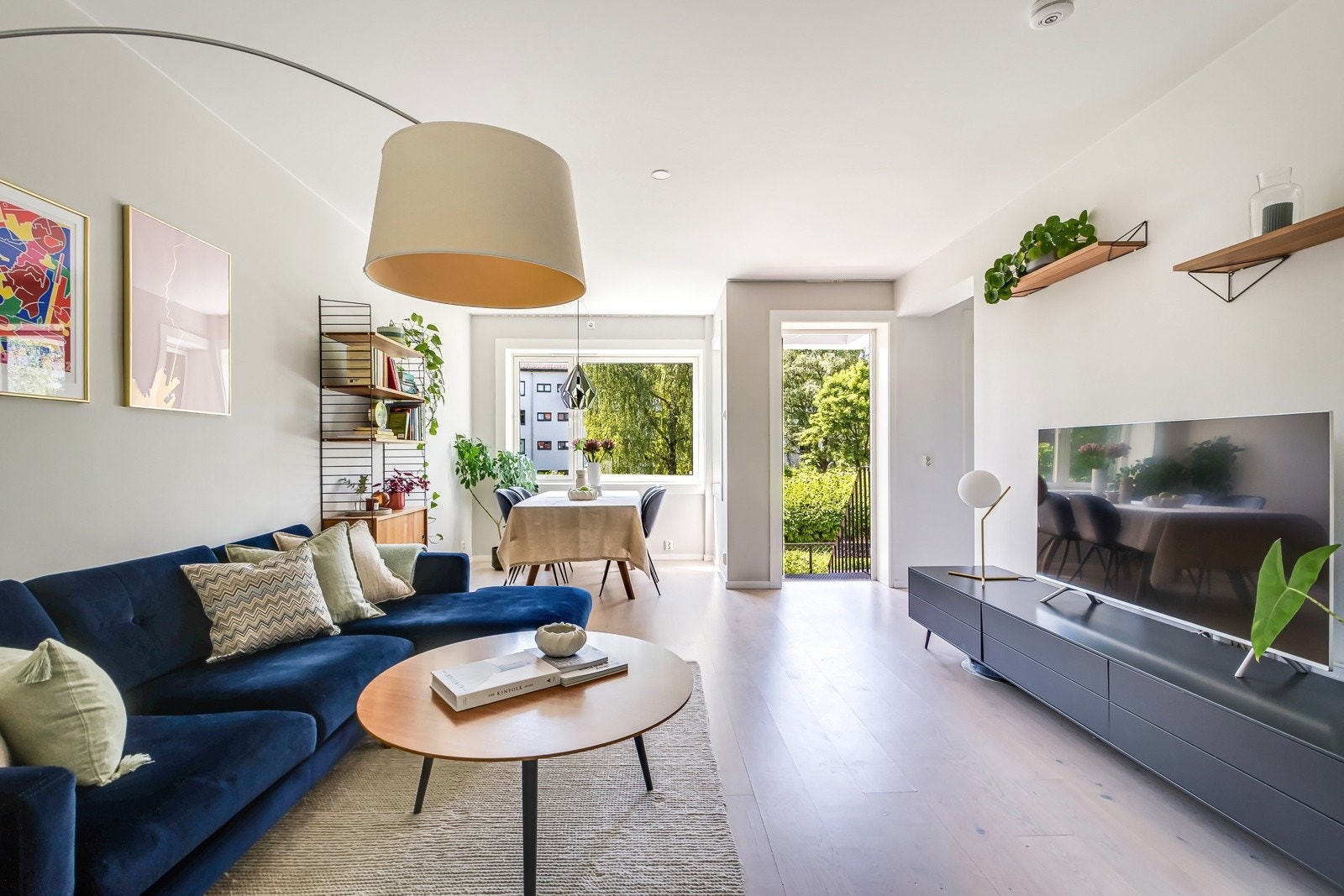 Stuen er boligens naturlige samlingspunkt - et luftig og fint rom med god atmosfære. Pent enstavs parkettgulv med gulvvarme (nytt i 2014) og glatte lysmalte vegger som gir et rent og ryddig uttrykk. Galleribilde