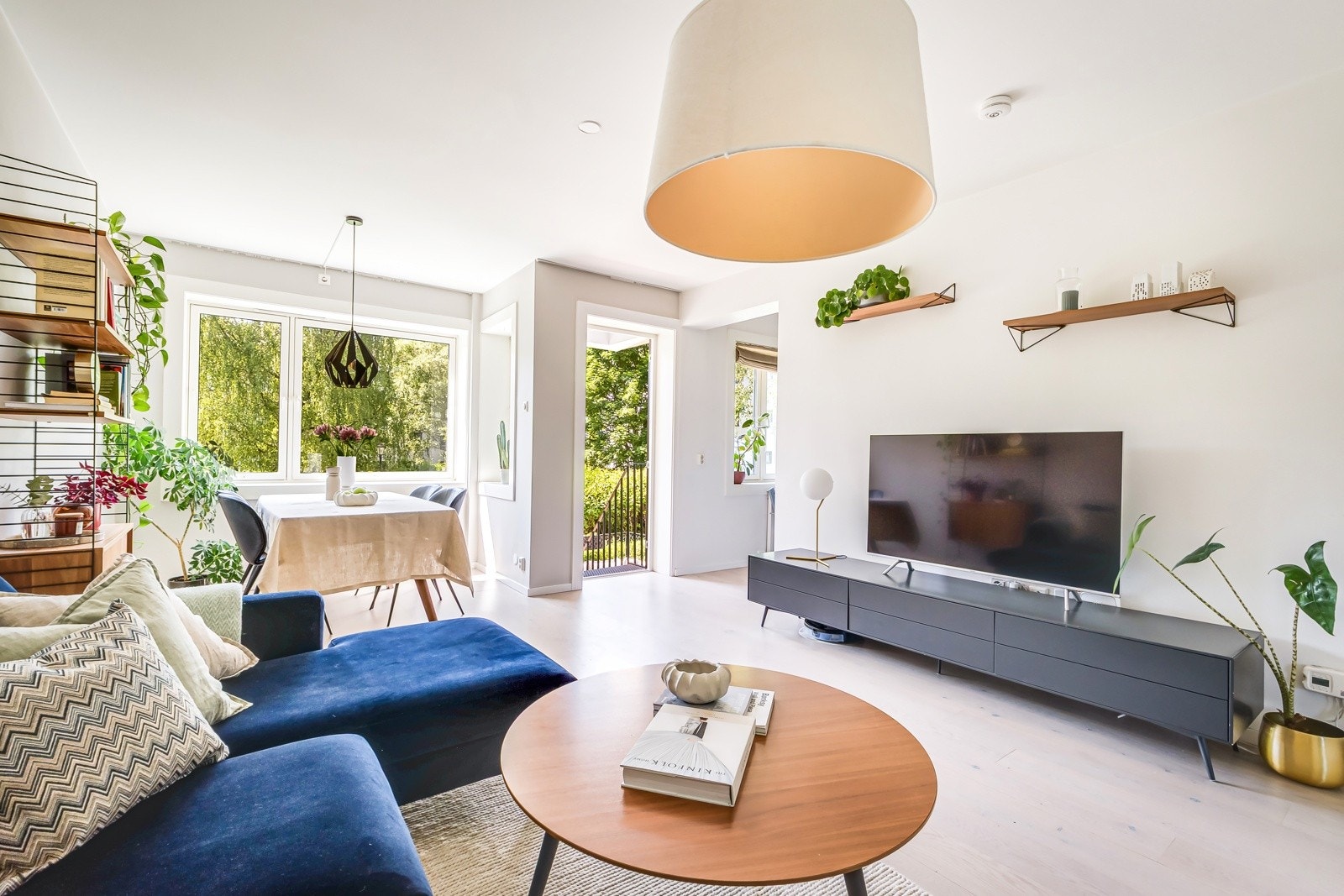 Planløsningen er smart og åpen, og de store vindusflatene gir masse naturlig lys. Galleribilde