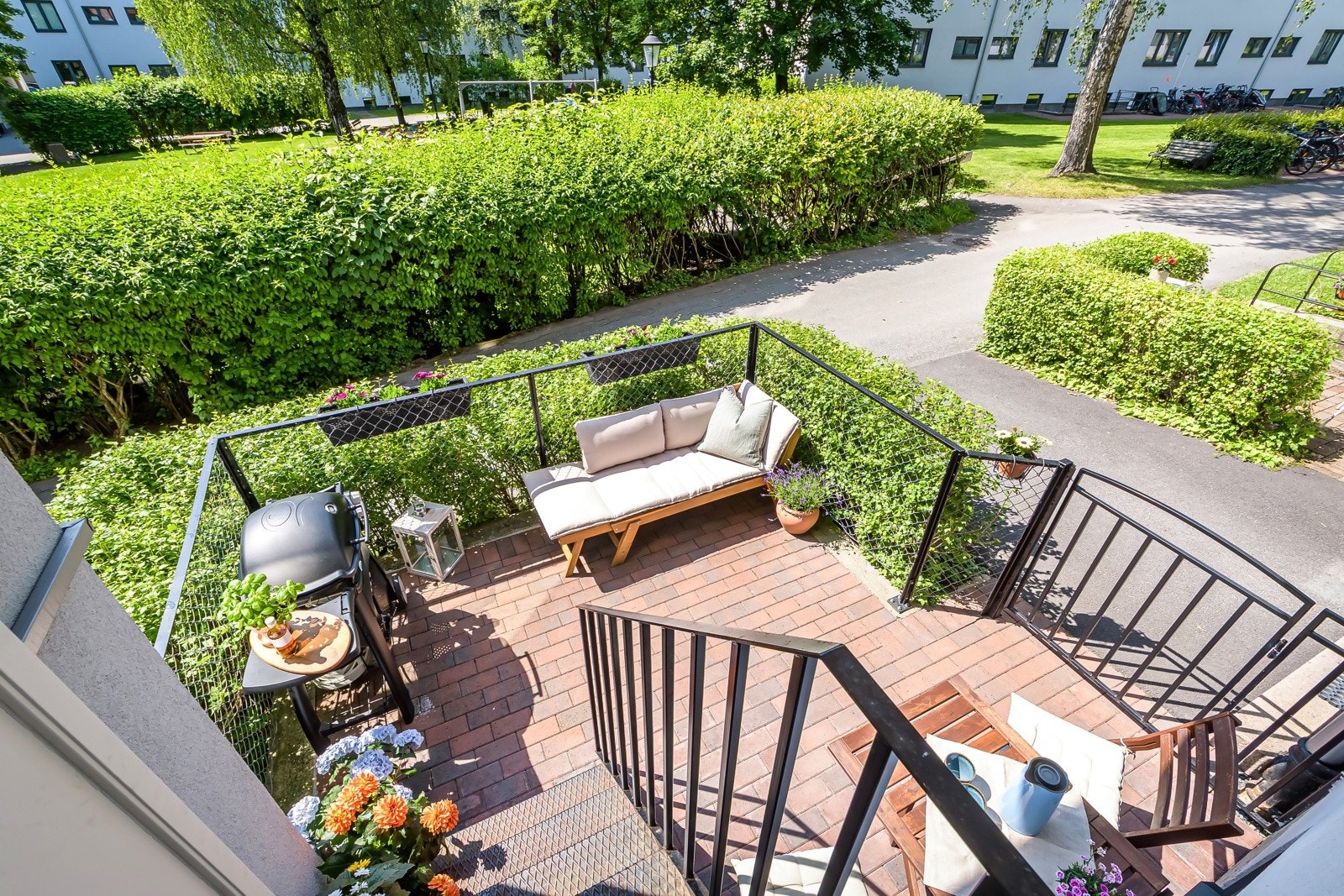 Terrassen er på ca. ca. 9 m² og har en perfekt plassering mot sydvest, som gir sol ca. 12:30 til 18:30 (sommerstid) og gjør dette til et herlig sted for lange, late sommerdager og stemningsfulle kvelder. Galleribilde