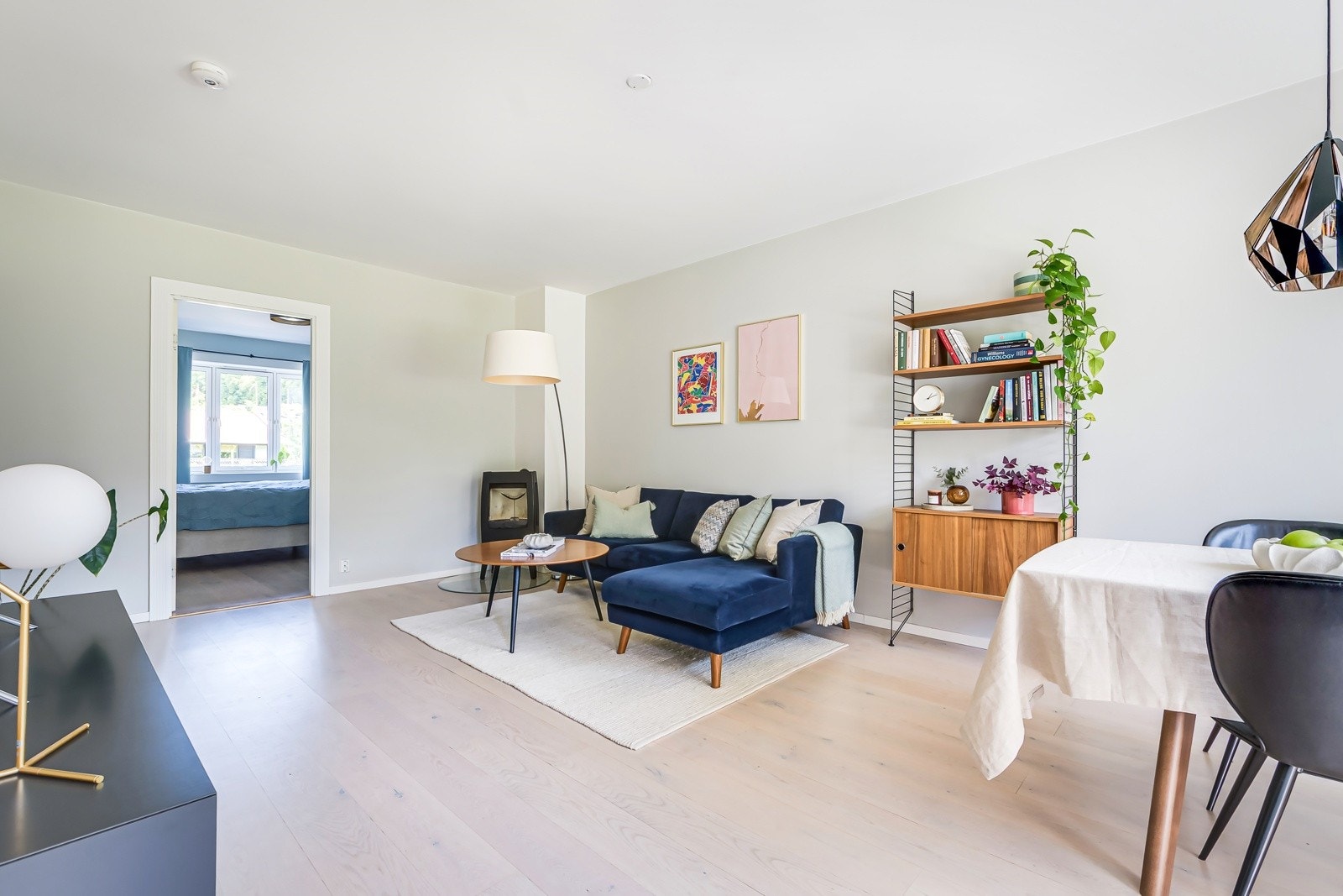 På kalde dager sørger en stilig peisovn for både varme og den ekstra hyggelige stemningen som bare levende ild kan gi (pipeløpet ble rehabilitert i regi av borettslaget i 2016). Galleribilde