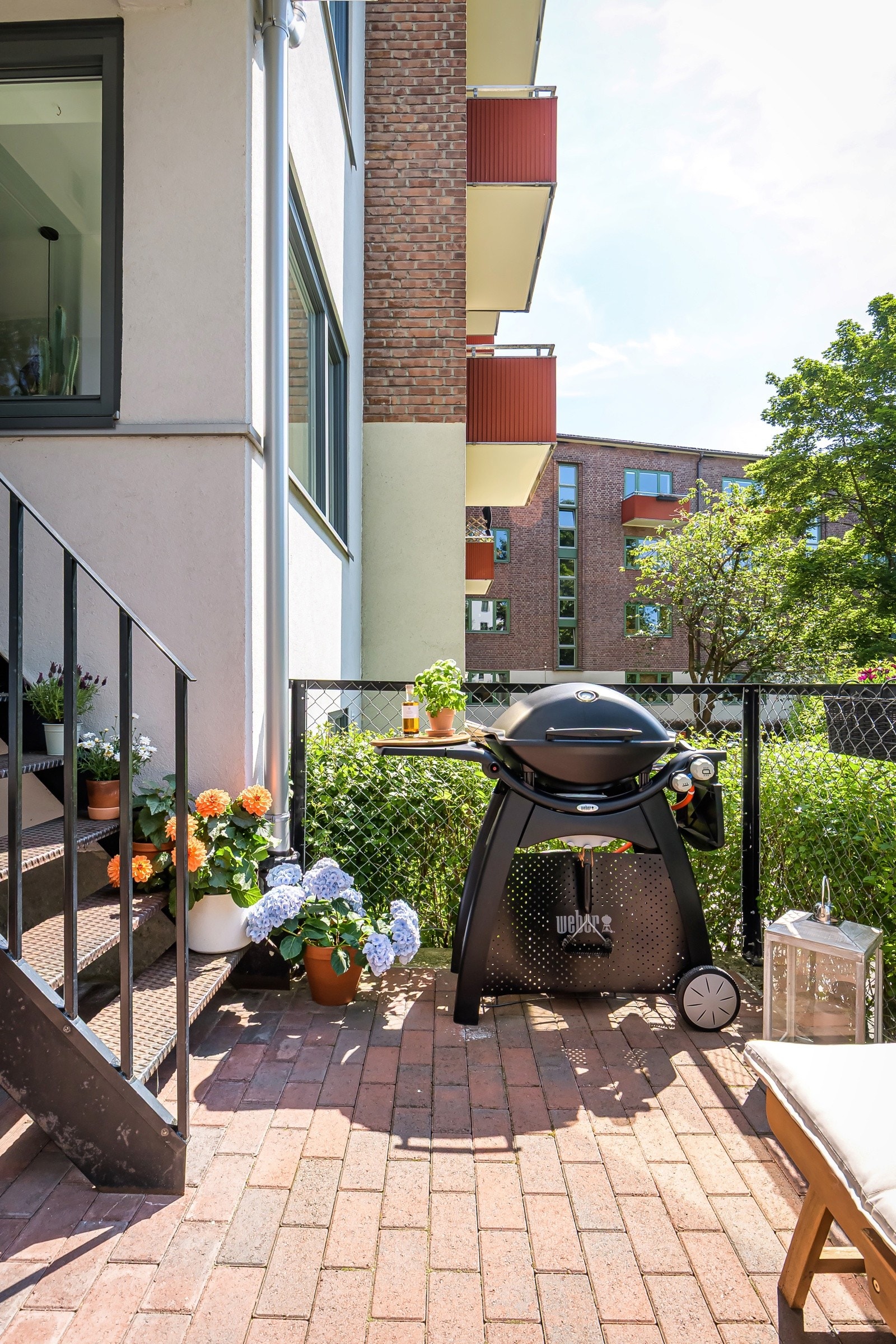 I tillegg har du port ut til de hyggelige og velstelte fellesarealene - som forlenger uteområdet og gir en følelse av å bo midt i en liten, grønn oase. Galleribilde