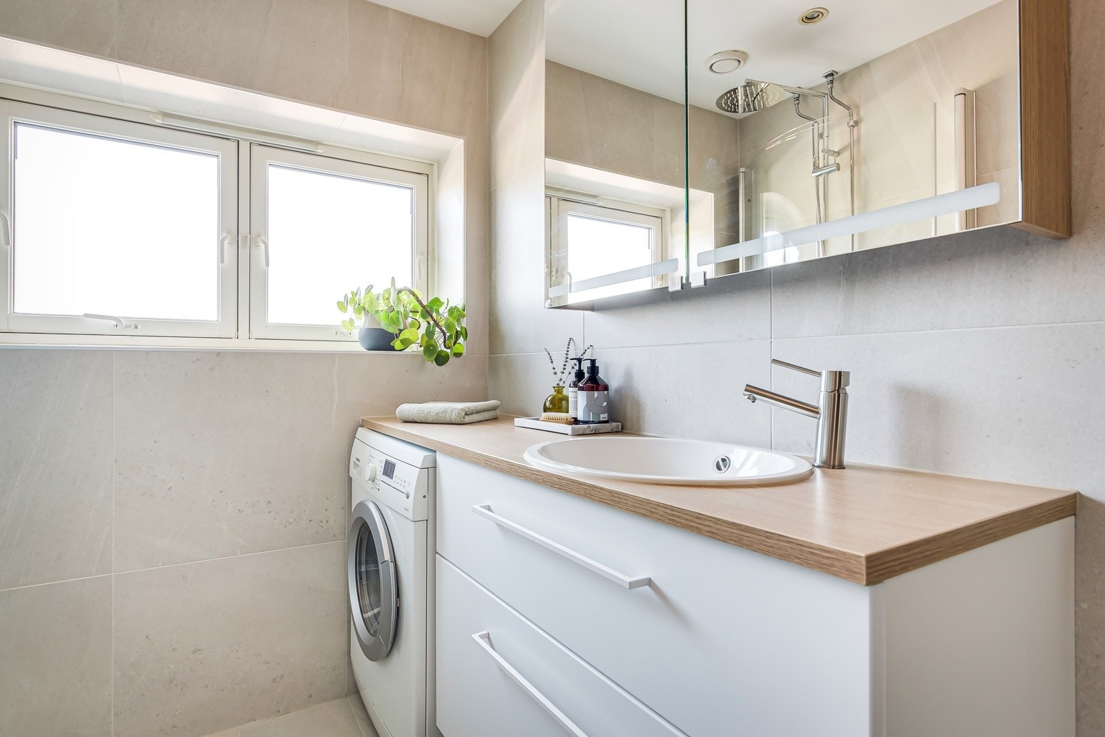 Baderommet ble sist oppgradert i 2018/19 med blant annet ny membran, fliser og gulvvarme. Felles våtromsrehabilitering inkludert utskiftning av soilrør ble gjort i regi av borettslaget i 2008. Galleribilde