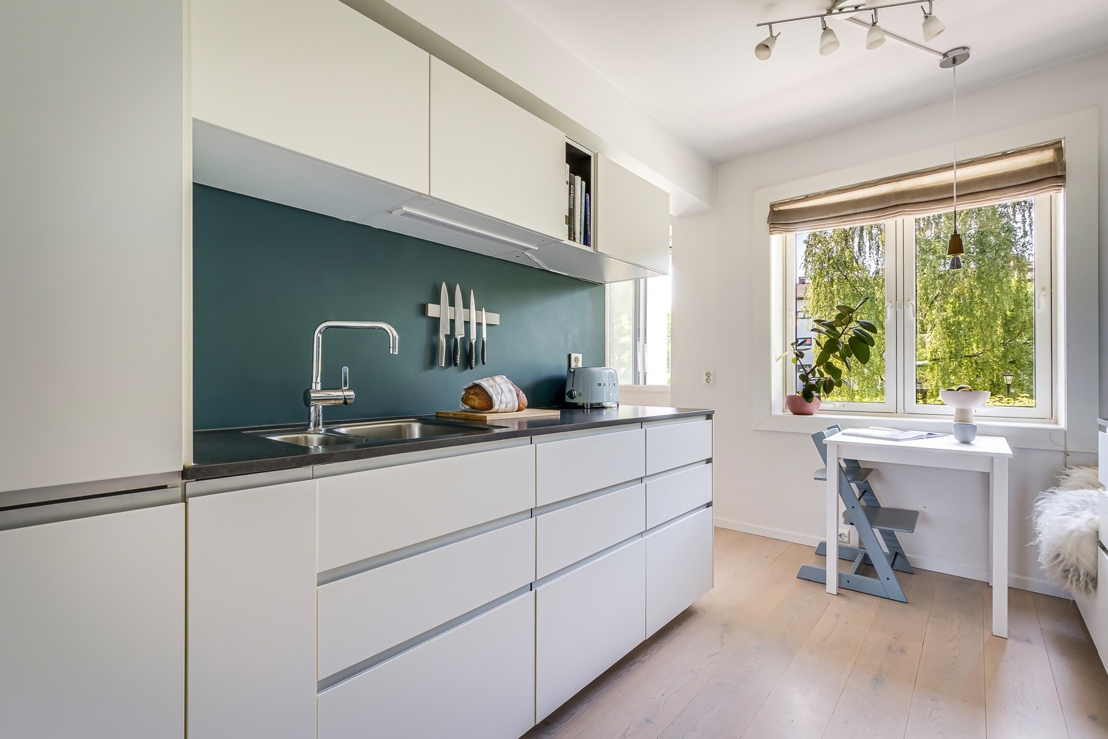 Kjøkkeninnredningen er fra 2014 med hvite glatte fronter og mørk laminat benkeplate. Praktisk med belysning under overskapene og ventilator i overskap tilkoblet veggventil. Galleribilde