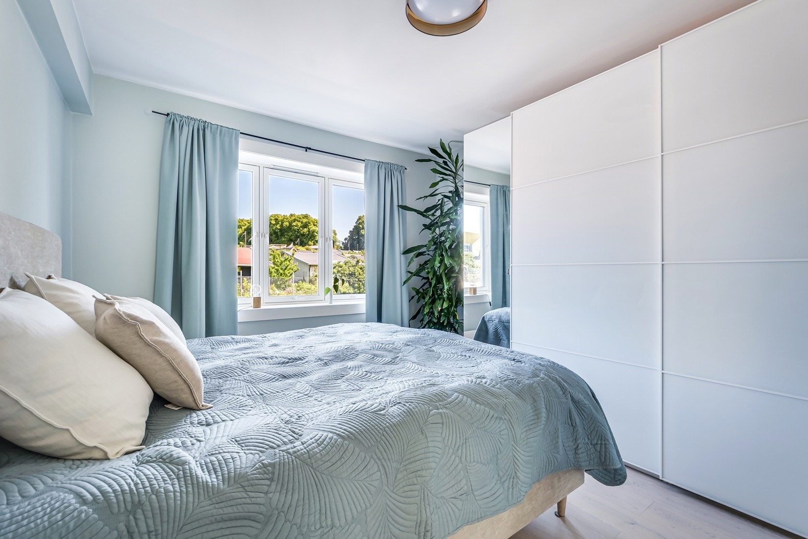 Rikelig med oppbevaringsplass i romslig skyvedørsgarderobe. Galleribilde