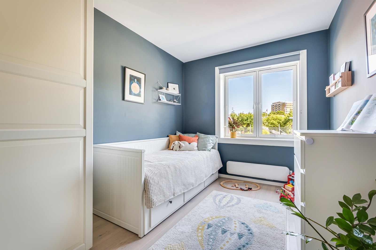 Også her har du en stor vindusflate mot rolig gate og idyllisk utsyn over Hjemmets Kolonihager. Galleribilde