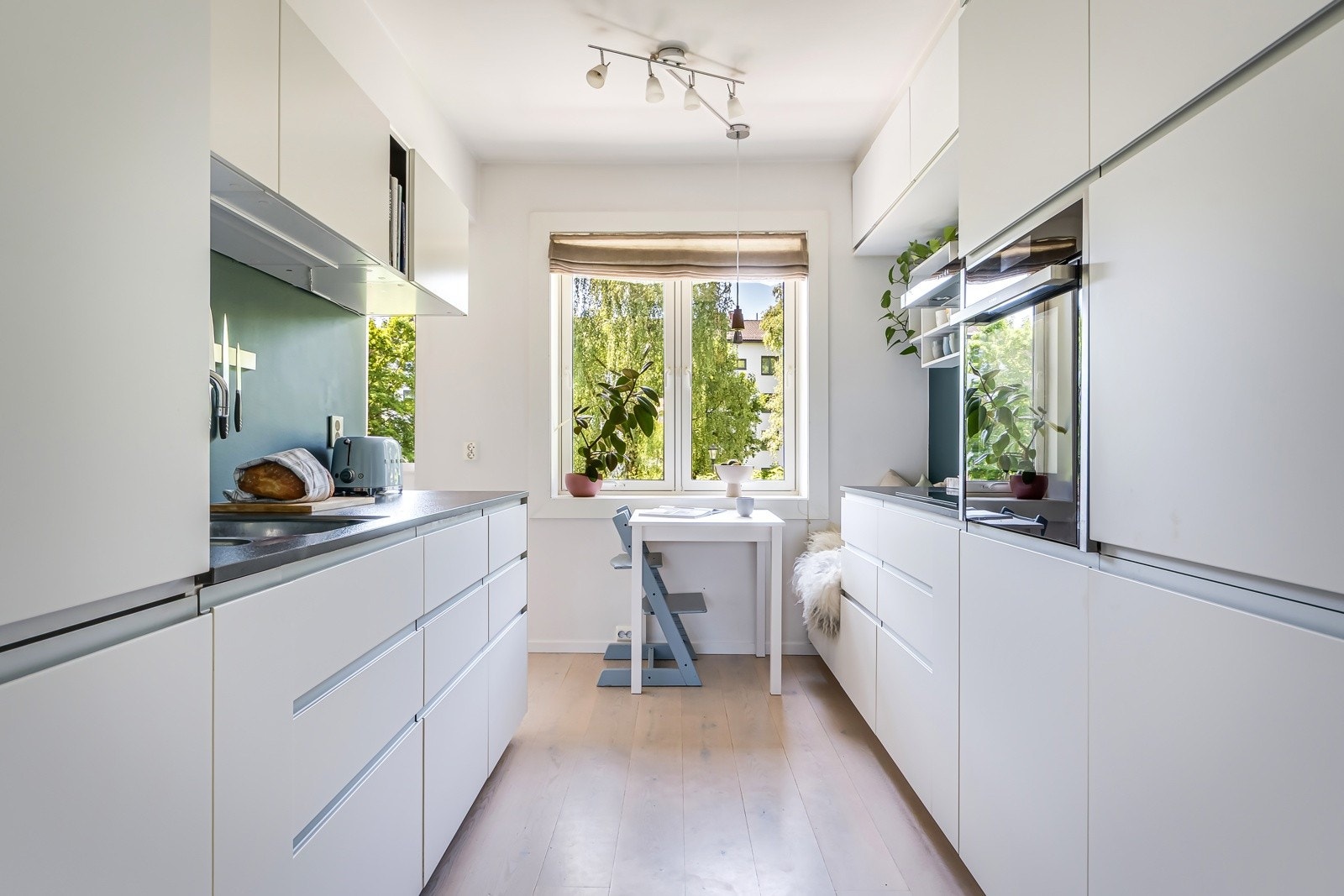 Kjøkkenet er fullt utstyrt med medfølgende hvitevarer som nedfelt induksjonsplatetopp, integrert stekeovn, oppvaskmaskin og kjøleskap med frysedel. Det er også montert komfyrvakt ved platetoppen og automatisk vannstopper i benkeskap. Galleribilde