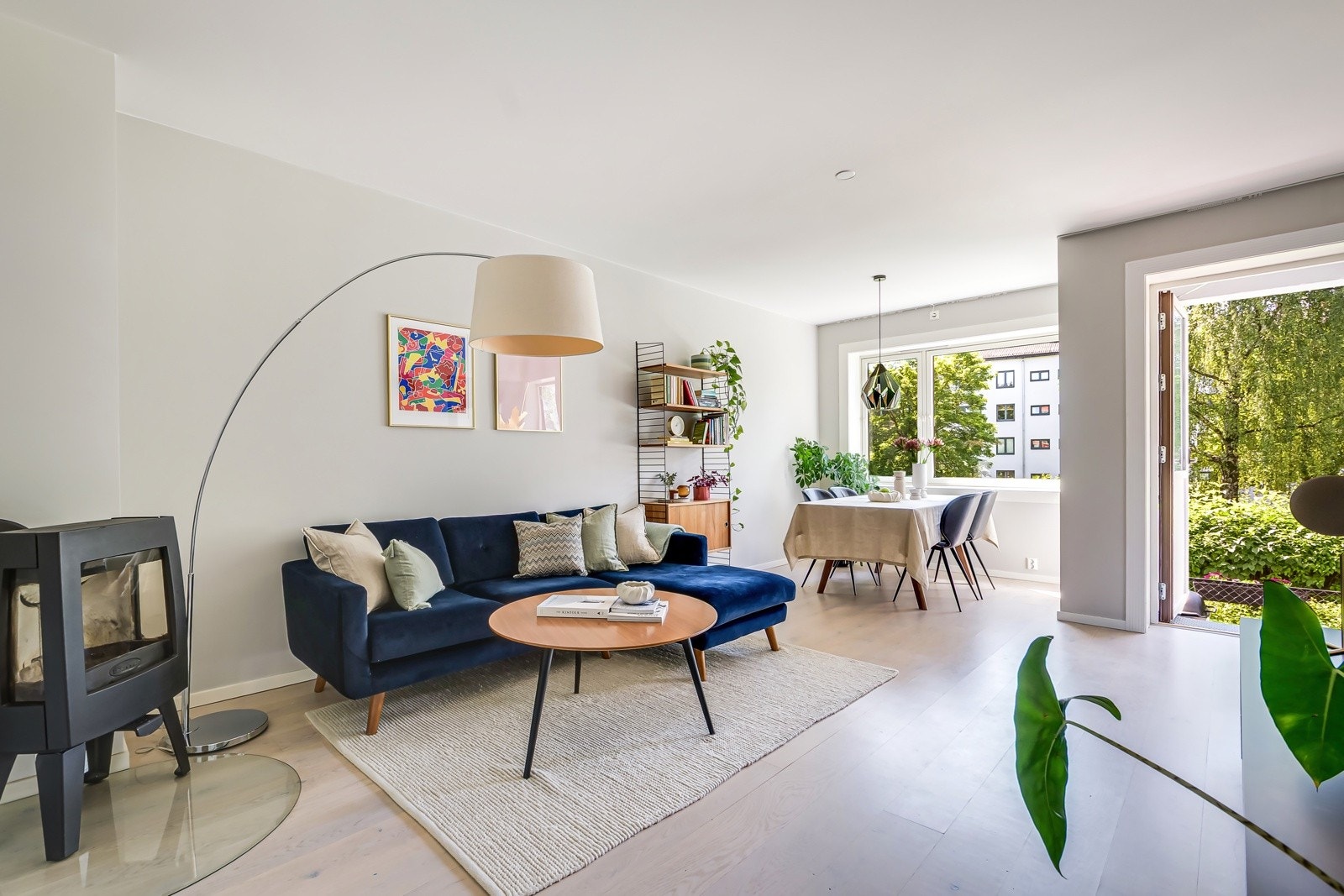 Rommet er enkelt å møblere, og du har mer enn nok rom til både sofa, mediemøbler og et spisebord - perfekt for både rolige kvelder og sosiale sammenkomster. Galleribilde